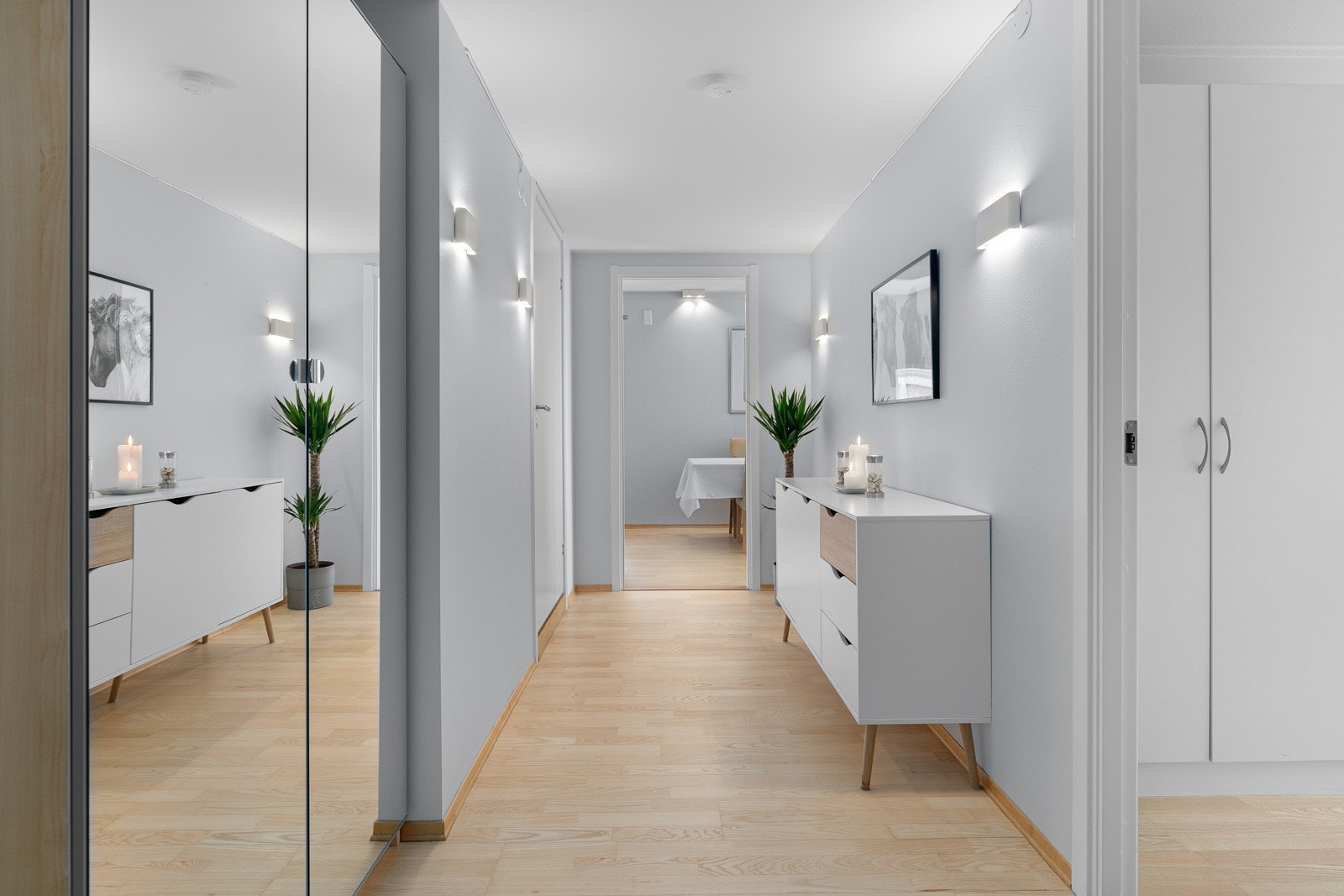 Entré med garderobeskap, dørcallinganlegg med kamera og direkte adkomst til innvendig bod på 3 kvm. Galleribilde