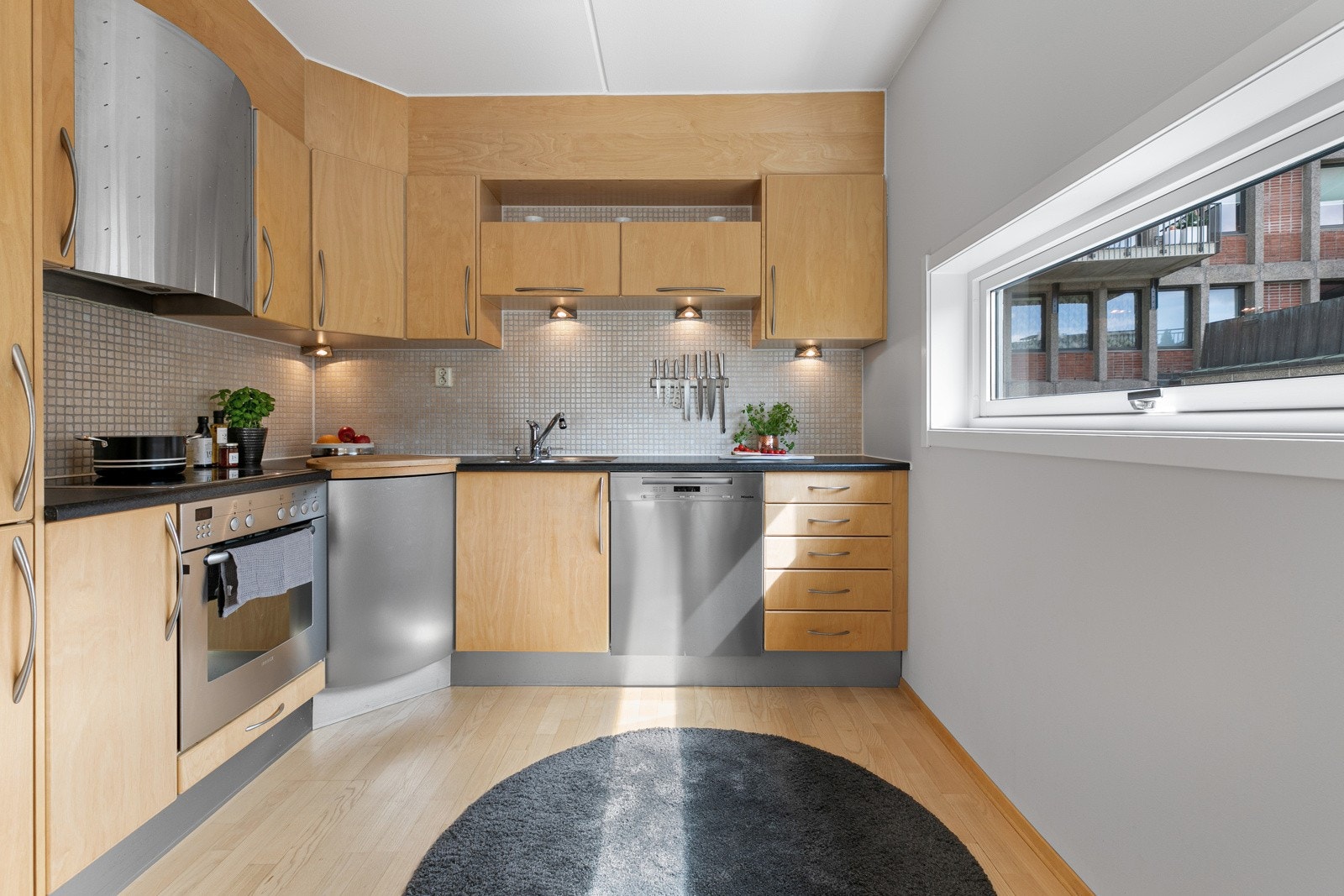 Kjøkkeninnredning fra Sigdal med slette fronter i bøk og stålhåndtak Galleribilde