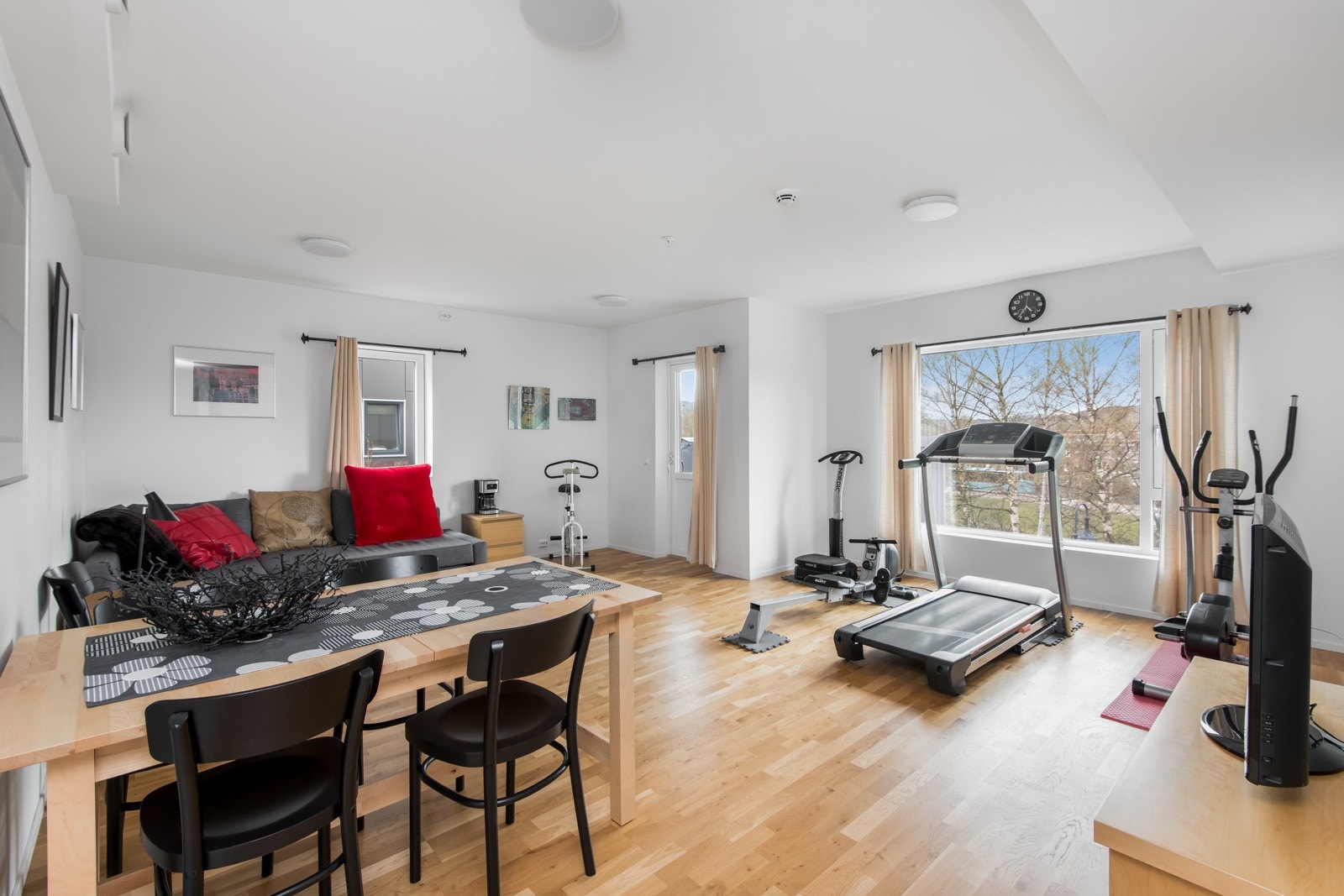 Borettslaget disponerer felles selskaps- og treningsrom. Her kan man samles for større sosiale sammenkomster, noe som fungerer som en flott utvidelse av leilighetens bruksmuligheter Galleribilde