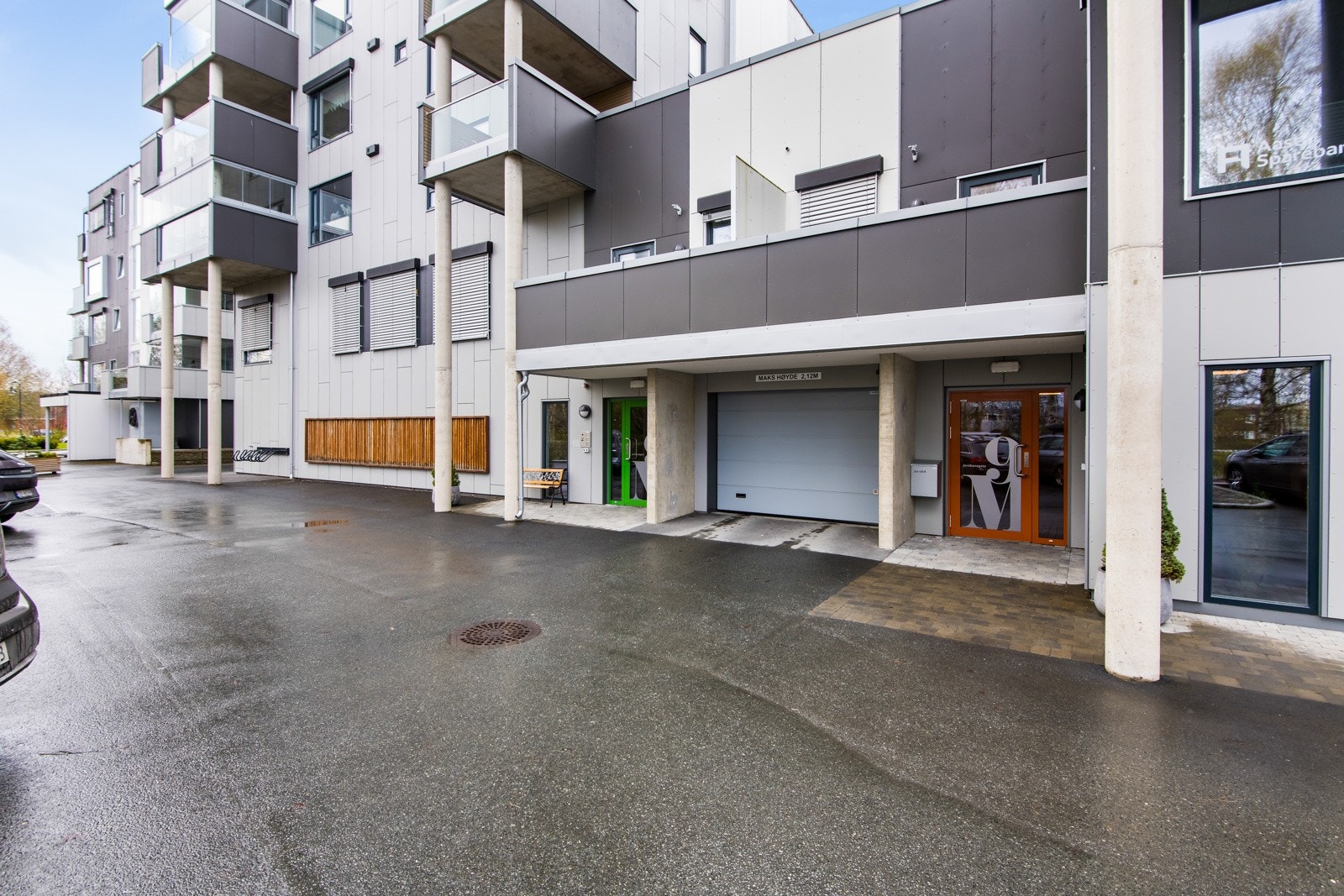 Borettslaget har innendørs parkering i praktisk parkeringskjeller Galleribilde