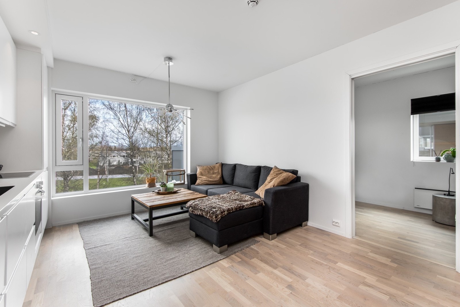 Stuen er på 19 m² med god plass til flere ulike sittegrupper Galleribilde