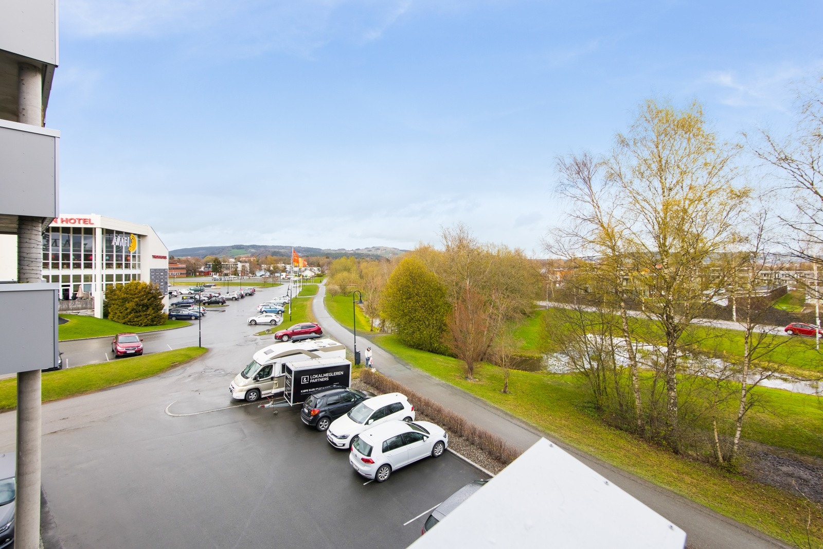 Fra balkongen har du utsikt mot flott parkområde Galleribilde