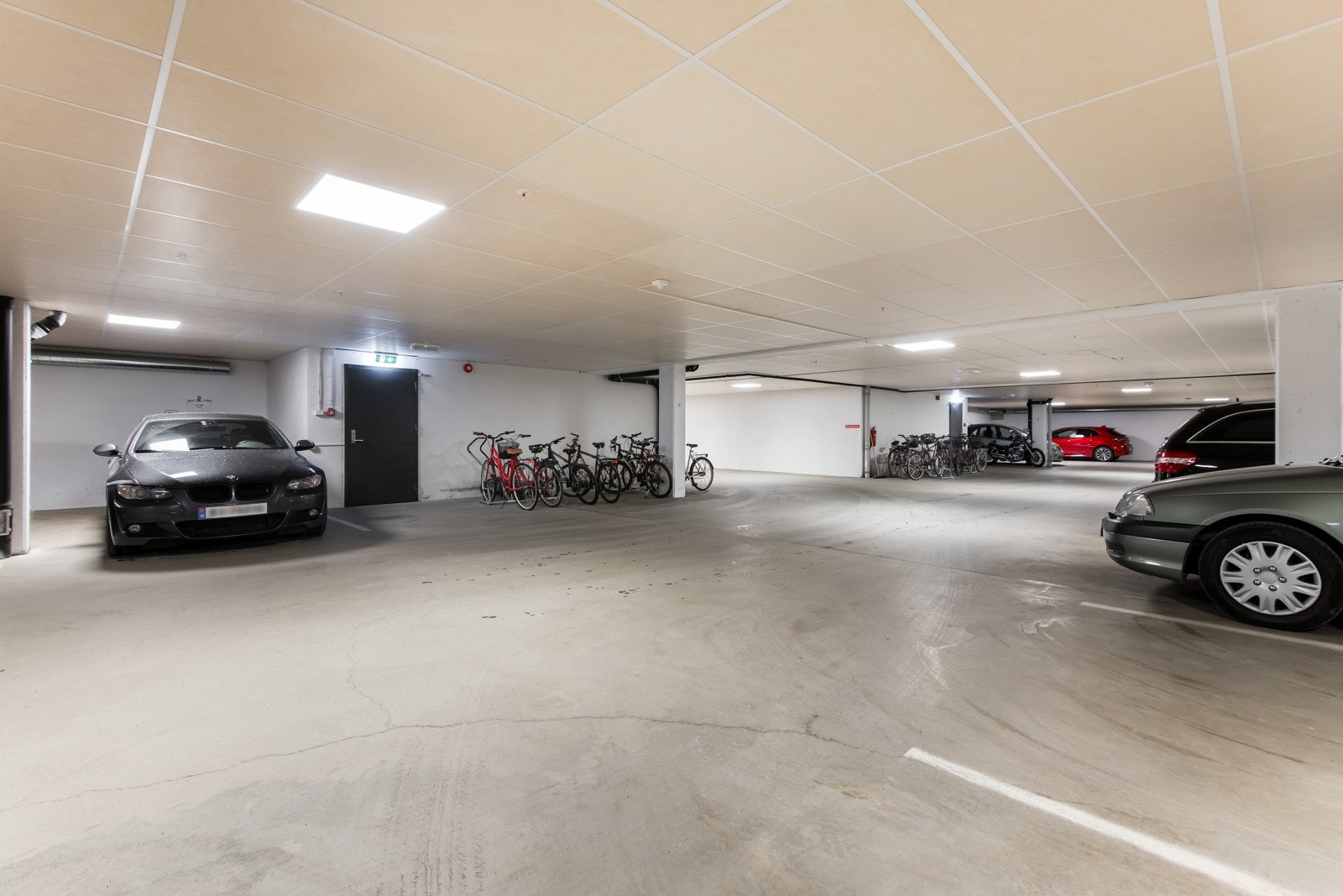 Boligen disponerer egen parkeringsplass med særdeles god bredde Galleribilde