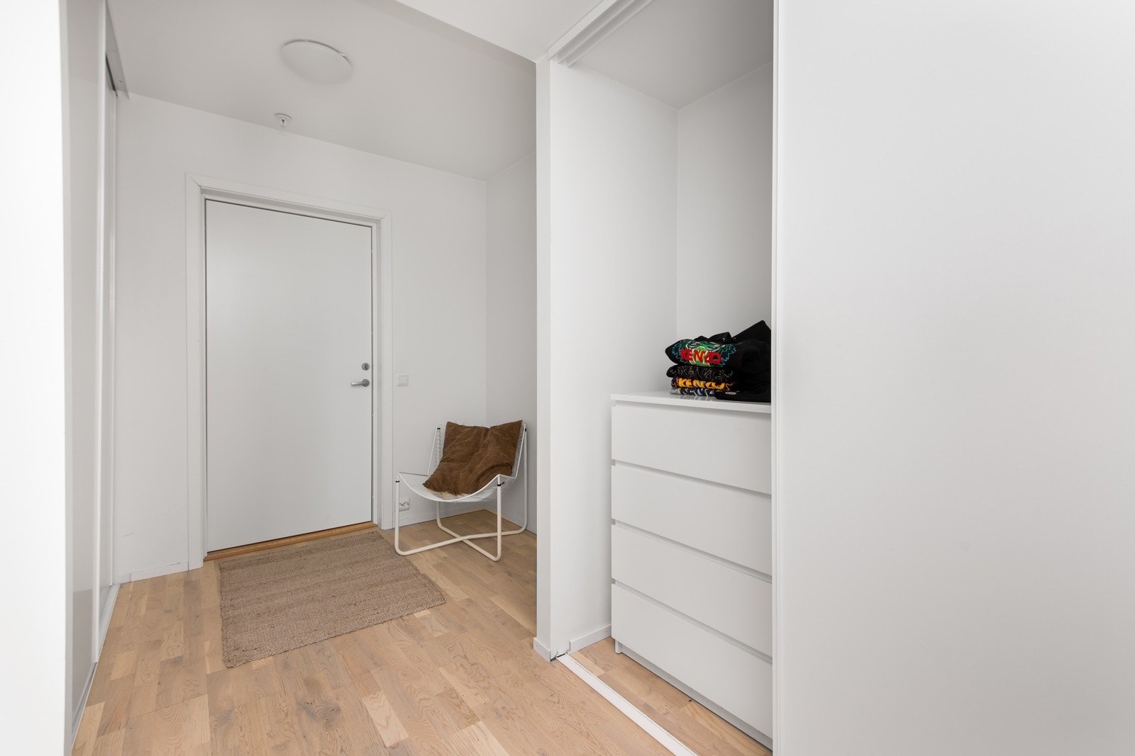 Praktisk entré på 8,8 m², med stor skyvedørsgarderobe og downlights i himling Galleribilde