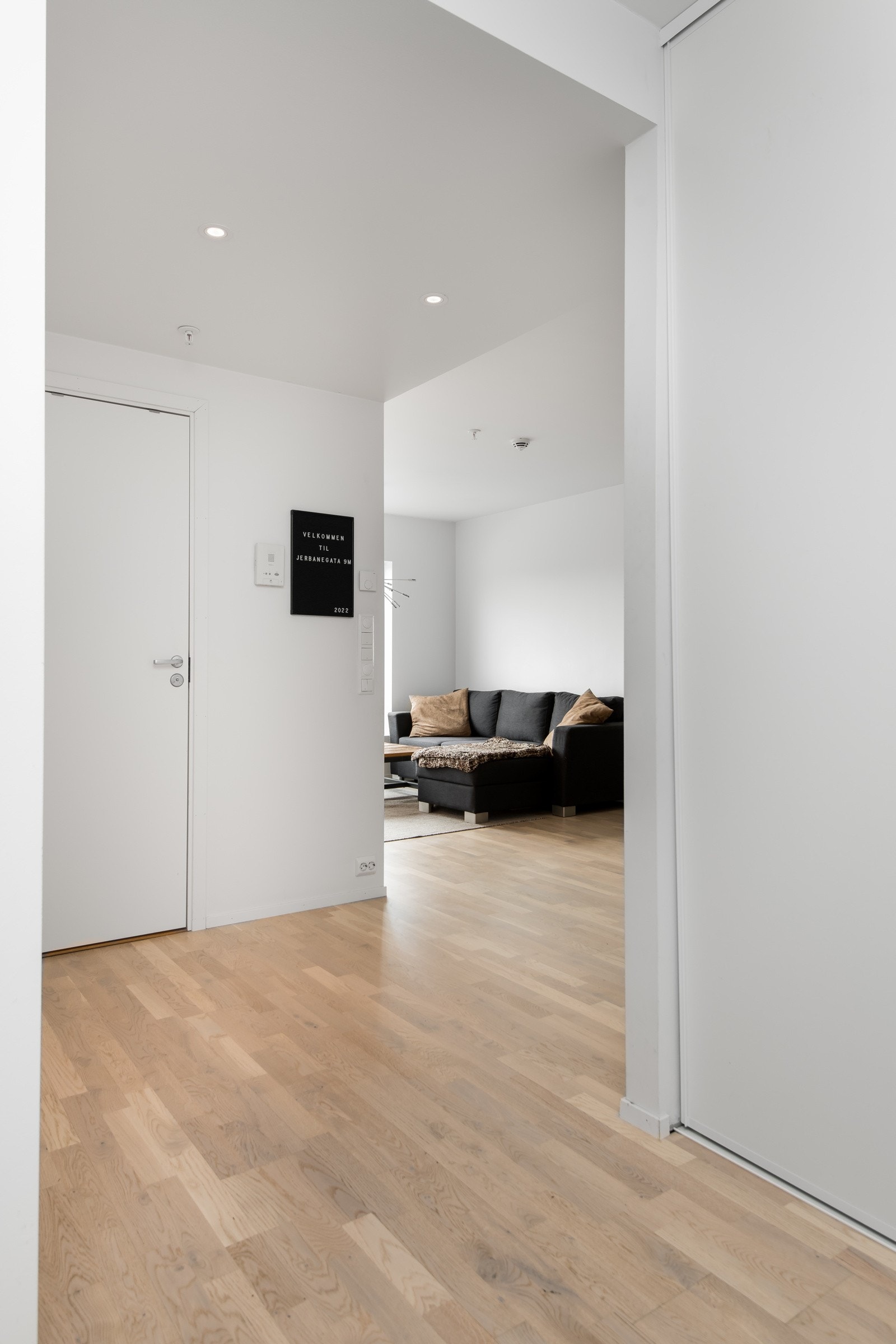 Det er gjort flere tilvalg i leiligheten, blant annet med en gjennomgående bruk av lys eikeparkett i hele boligen Galleribilde