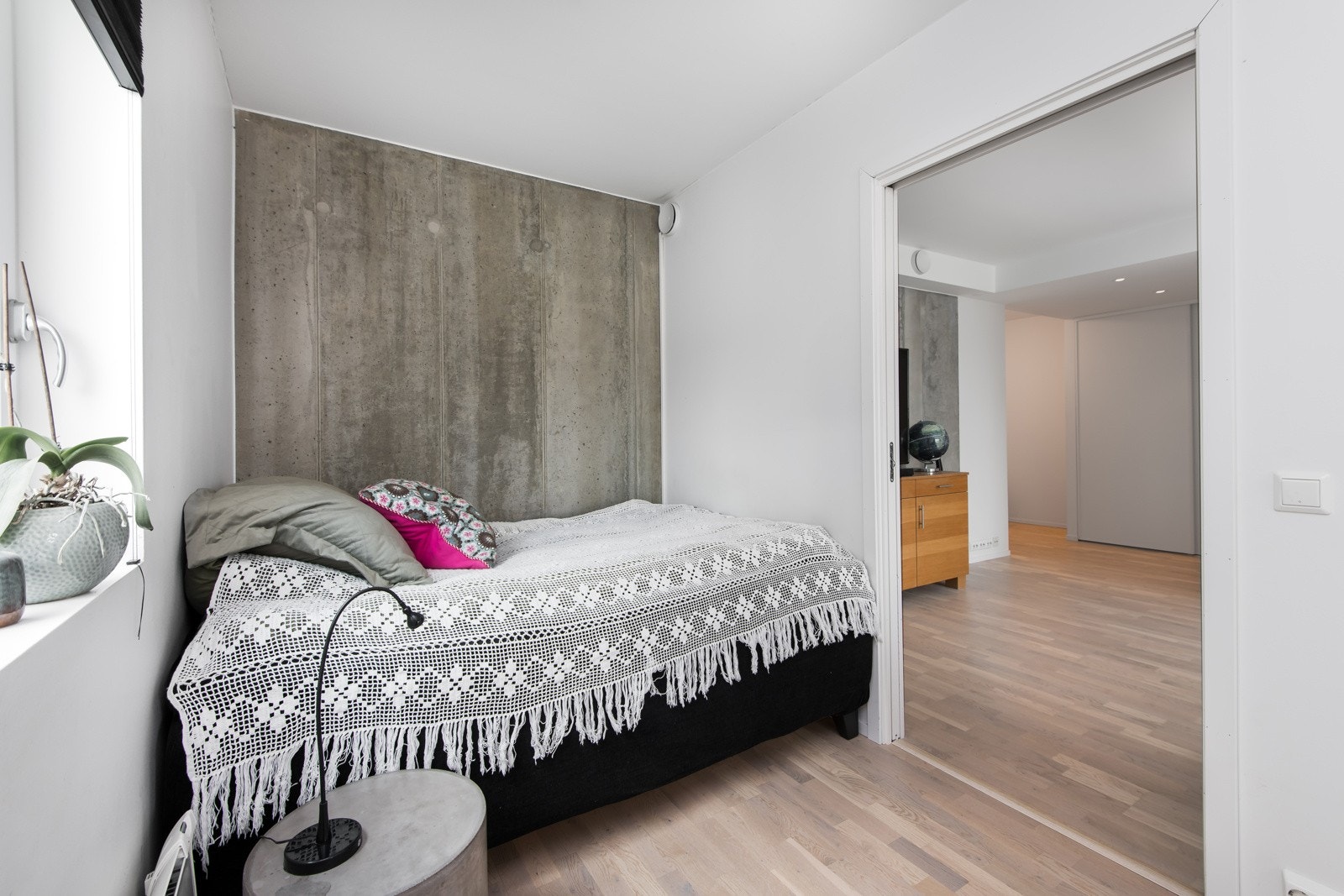 Legg også merke til den eksponert betongen på soverommet Galleribilde