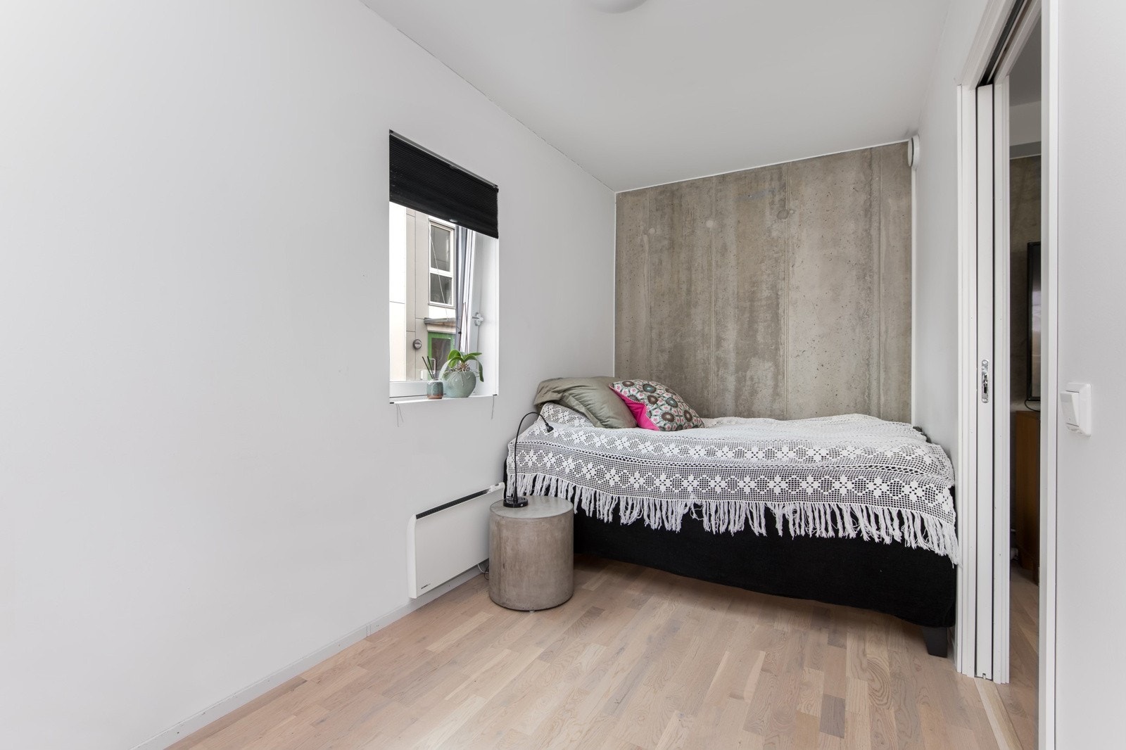 Fra stuen har du direkte tilgang på soverommet, som rommer ca. 9 m² Galleribilde