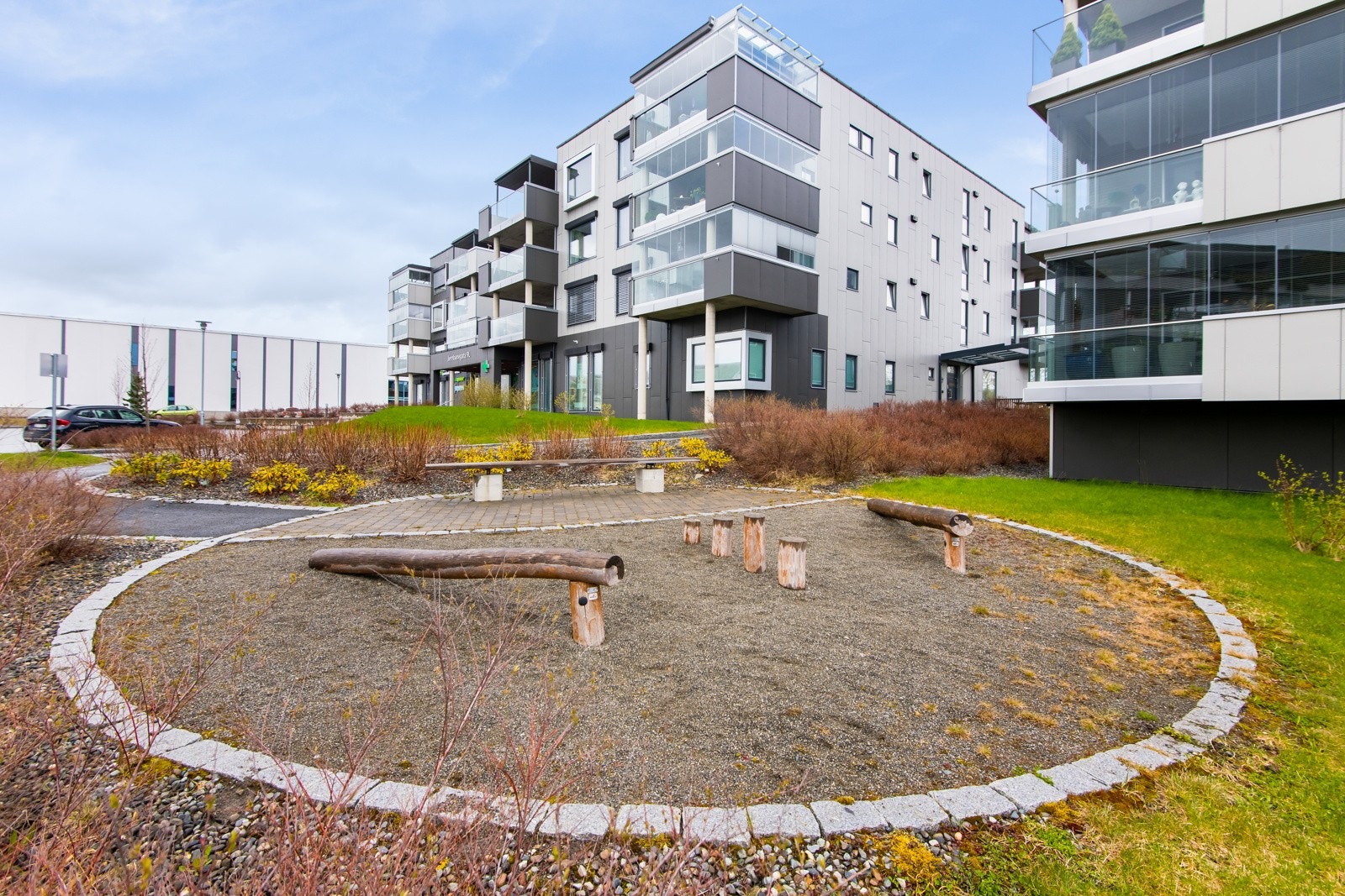 Utomhus har også borettslaget frodige fellesarealer, som legger til rette for både rekreasjonsmuligheter og et hyggelig boforhold Galleribilde