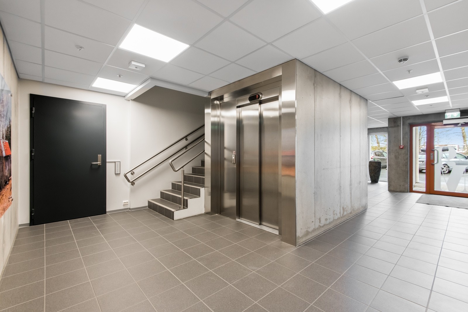 De flotte fellesarealene gir en god atmosfære med eksponert betong og lokalhistoriske bilder som pryder veggene. Fra gateplan og p-kjeller har du praktisk heisadkomst Galleribilde