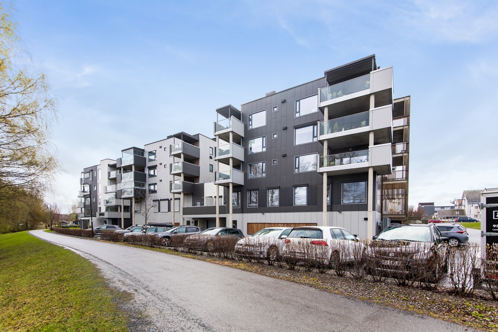 Bo midt på "Øra" med apotek og sparebank i samme bygg, og både kjøpesenter og tursti som nærmeste nabo! Galleribilde