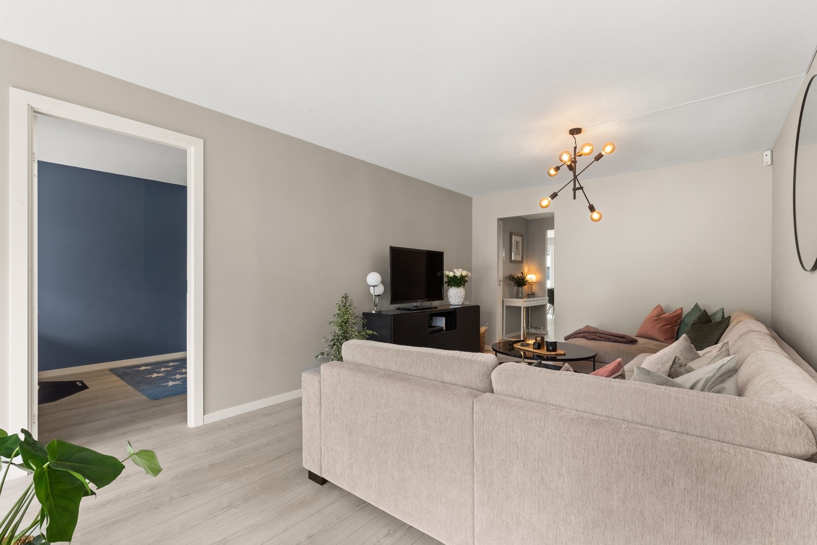 Lys og innbydende stue med flott 1-stavs laminat på gulv. Galleribilde