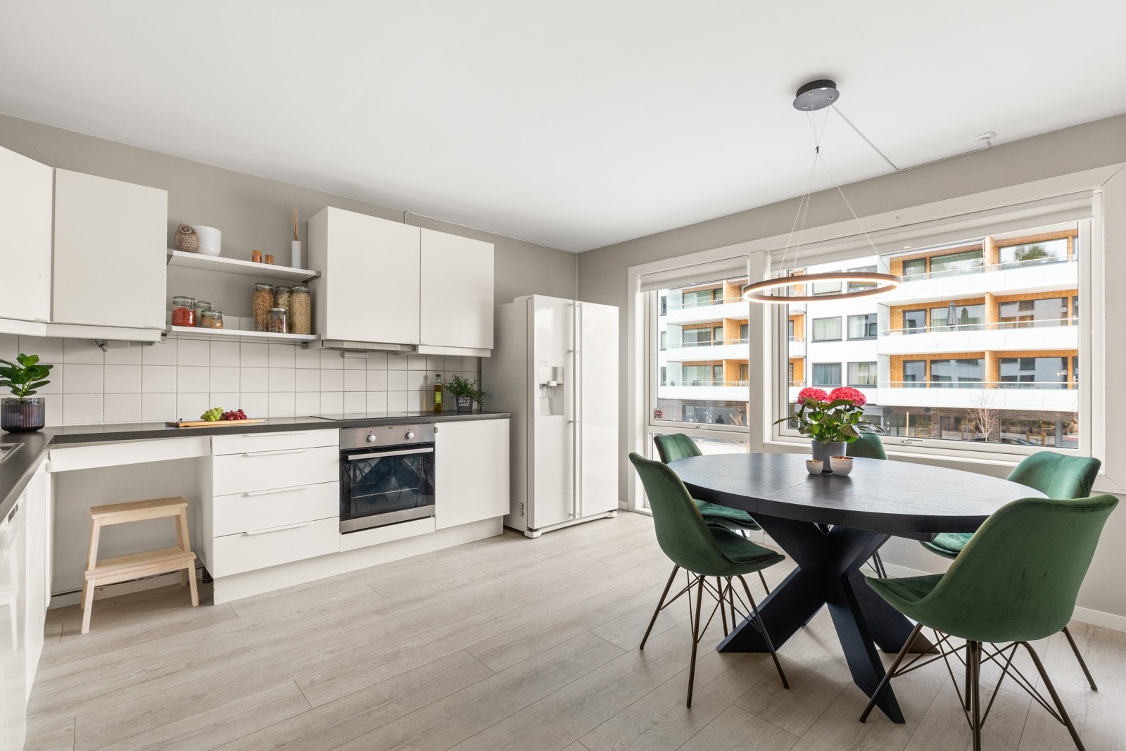 Separat spisekjøkken på eget rom, med velegnet plass til spiseseksjon. Galleribilde