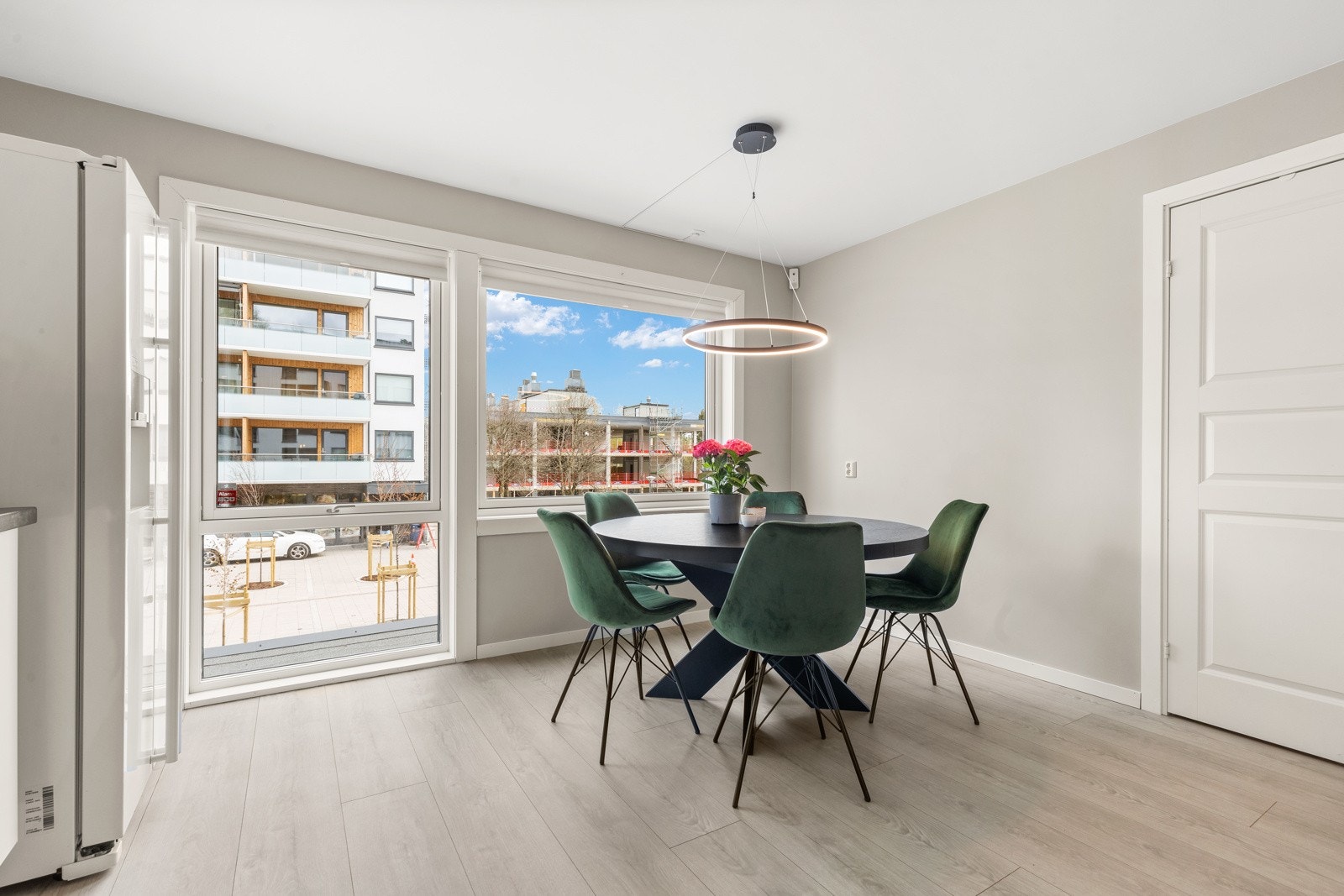 Kjøkkenet har integrerte hvitevarer bestående av stekeovn, nedfelt platetopp, oppvaskmaskin, side by side kjøl og frys med isbitmaskin og vanndispenser. Galleribilde