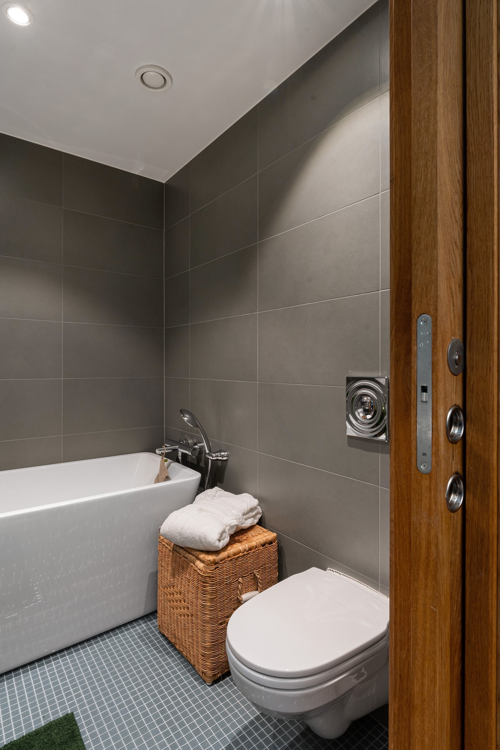 Rommet er utstyrt med nyere badekar med håndholdt dusj, samt vegghengt toalett, servant og speil. Galleribilde