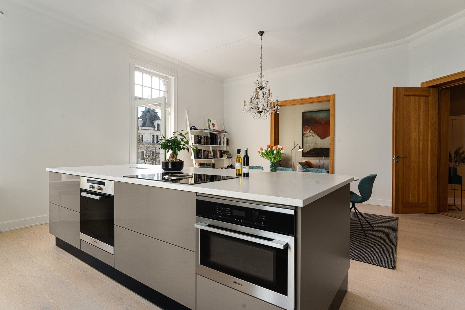 Det er også integrert både stekeovn og mikrobølgeovn fra Miele i øya. En oppvaskmaskin fra Miele har sin naturlige plass i oppvaskbenken. Videre har innredningen et integrert kjøleskap fra Siemens. Galleribilde