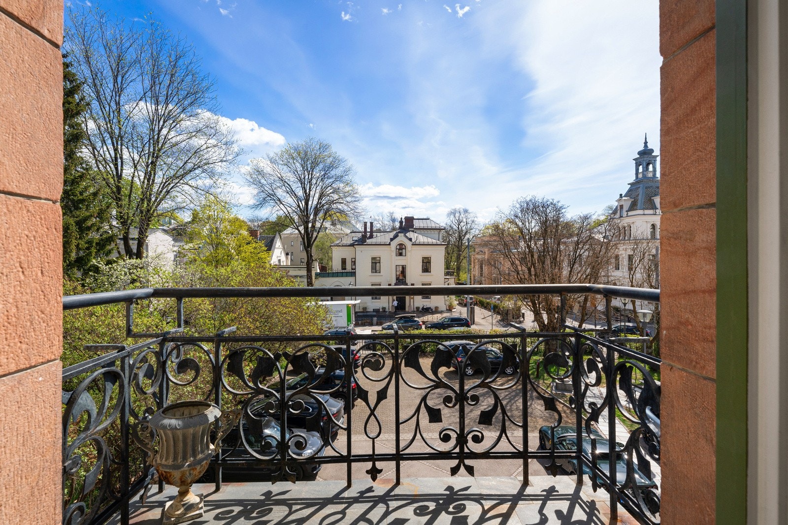 Leiligheten har balkong på ca. 2 kvm med adkomst fra stue/kjøkken. Balkongen har dekke med skifer og rekkverk i smijern. Originalt rekkverk er 70 cm, men på grunn av påmontert rund håndløper i sortlakkert stål, er høyden totalt på ca. 90 cm. Galleribilde