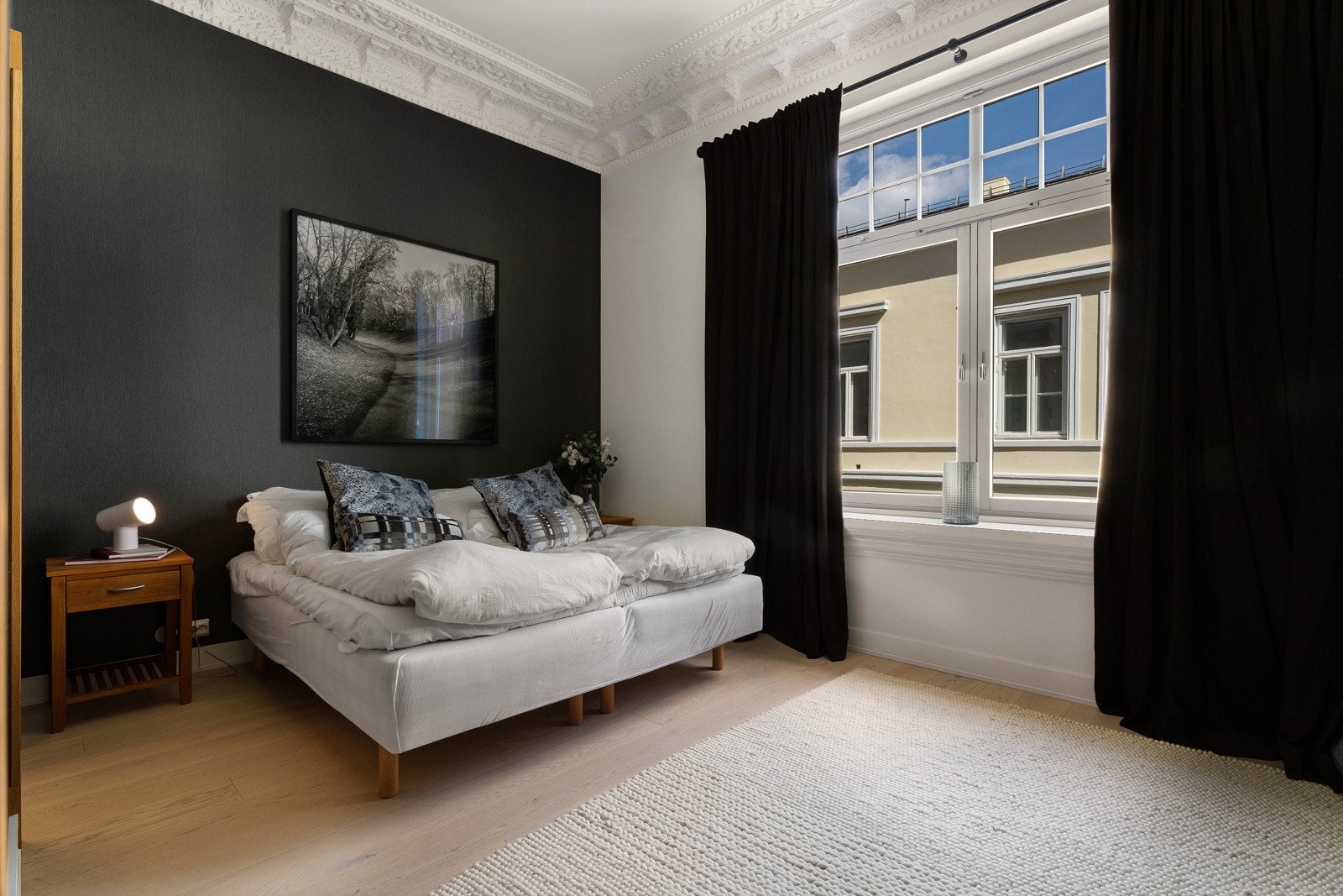 Leiligheten har et stort, elegant soverom og mulighet for et soverom to ved å benytte den ene stuen. Hovedsoverommet har vakker, utsmykket stukkatur og rosett, enstavs parkettgulv og slette vegger som er malt sorte. Galleribilde