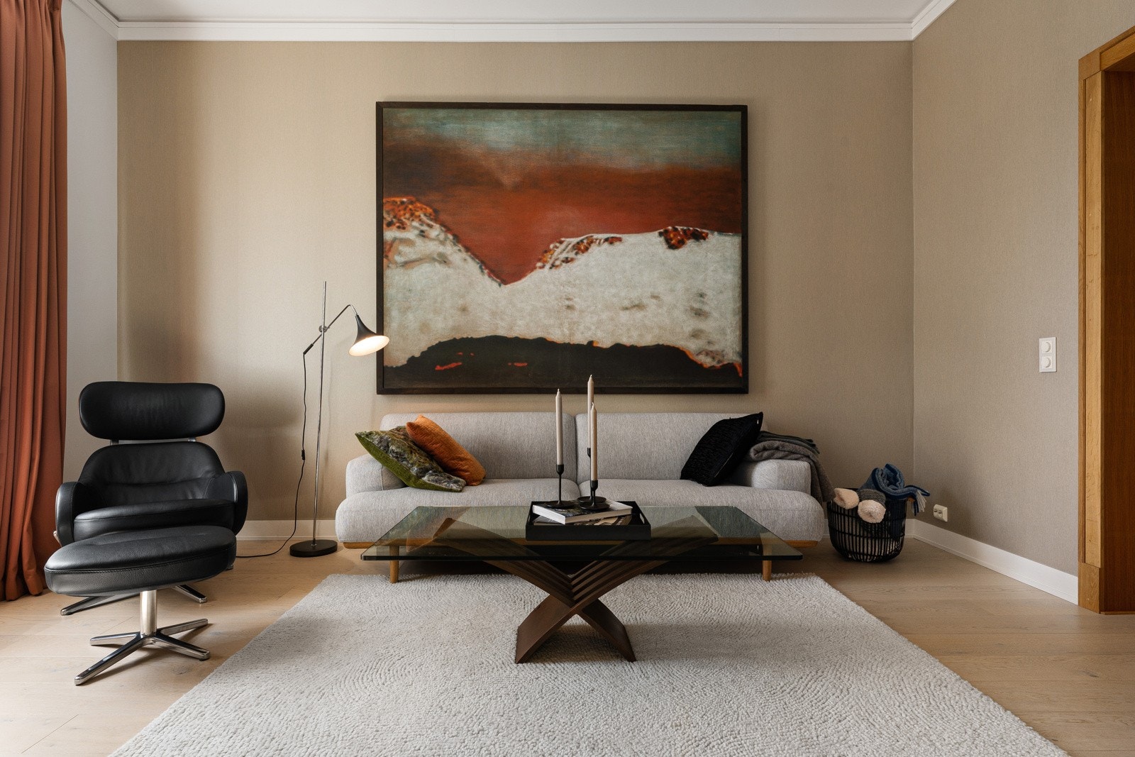 Stuen har enstavs parkett og veggene har tapet i beige farge på tre vegger. Galleribilde