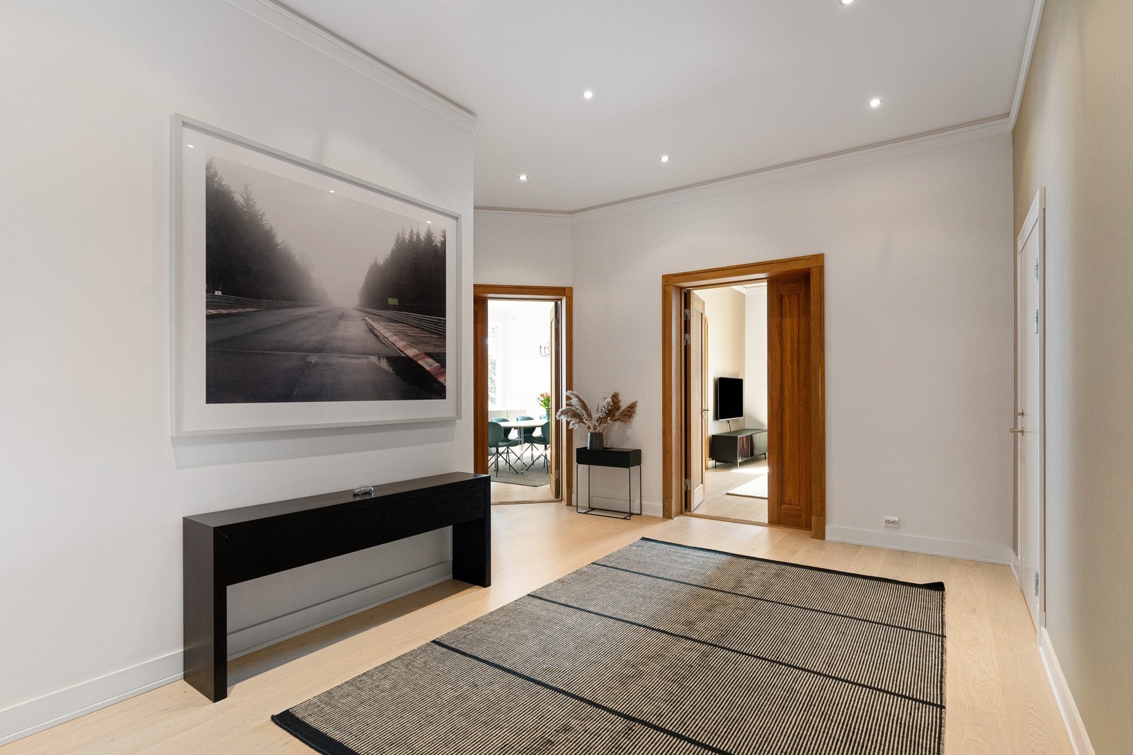 Leiligheten har en flott hall med herlig takhøyde og stor gulvflate. Galleribilde