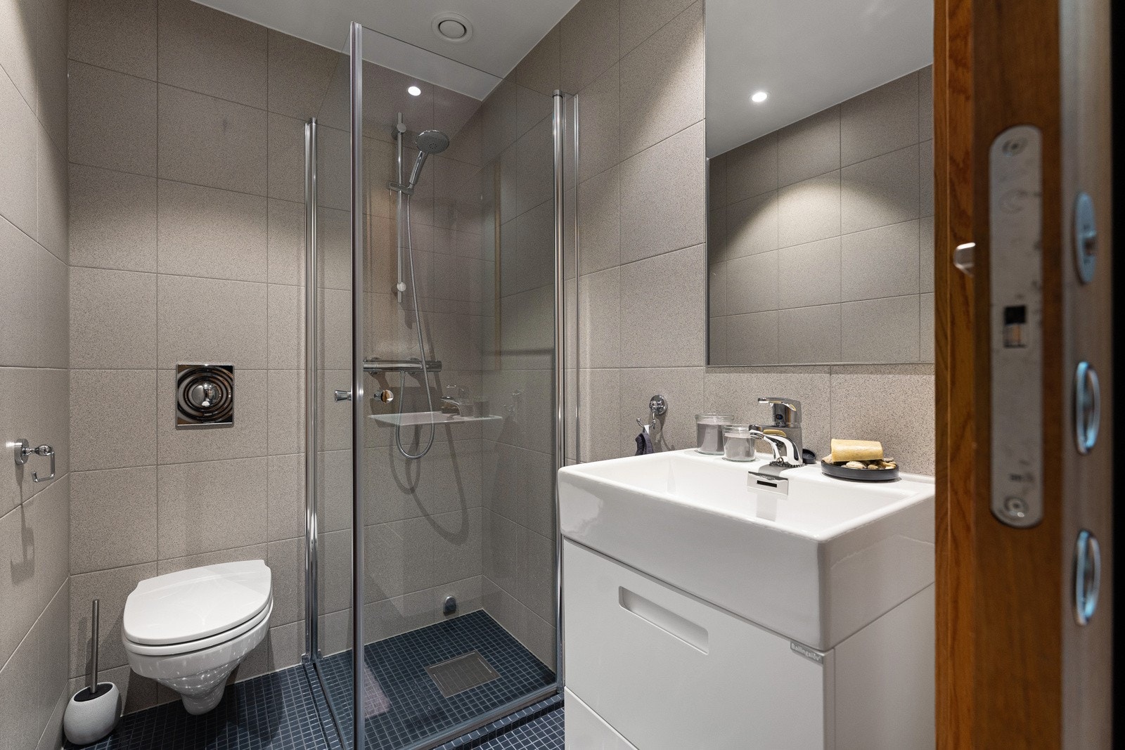 Leiligheten har to bad som ble renovert i 2005 og ytterligere oppgradert i 2016/17 med ny gulvvarme, nye gulv- og veggfliser på eksisterende fliser og nye LED downlights i himling. Begge bad har avtrekksventil i himling. Galleribilde