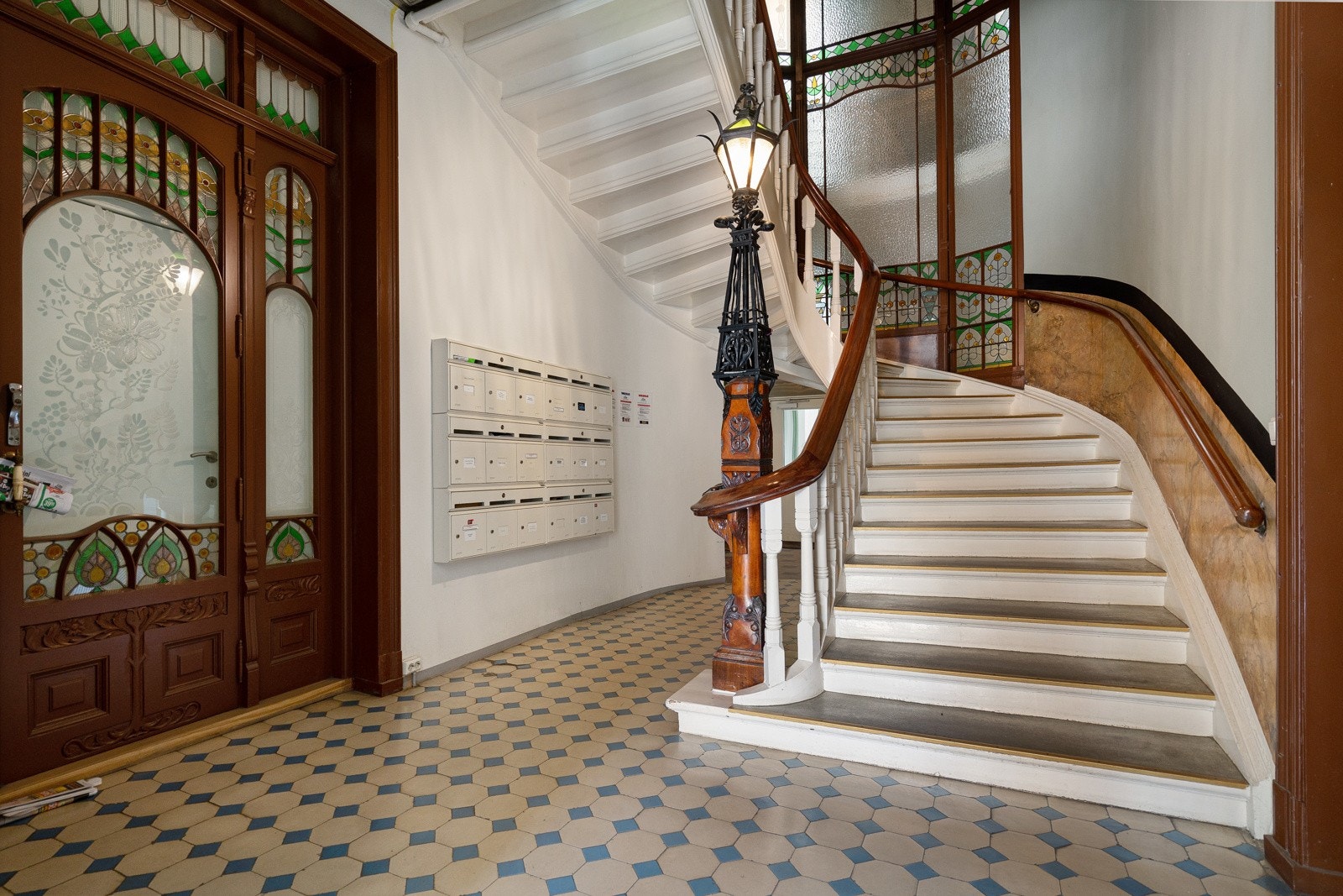 Byggets hovedoppgang er elegant og verneverdig, i original stil. Galleribilde