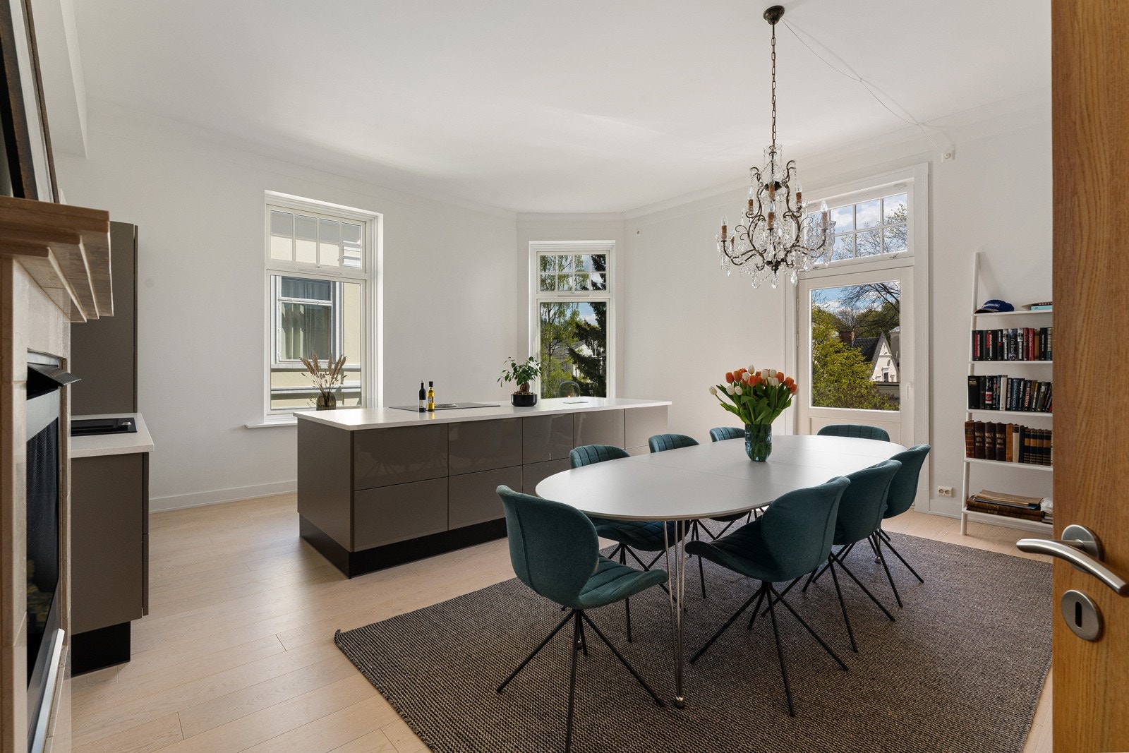 Leiligheten har en åpen, flott hjørnestue med stilig kjøkken. Rommet har herlig takhøyde, flotte vinduer mot tre retninger som var nye i 2010, samt utgang til balkong. Galleribilde