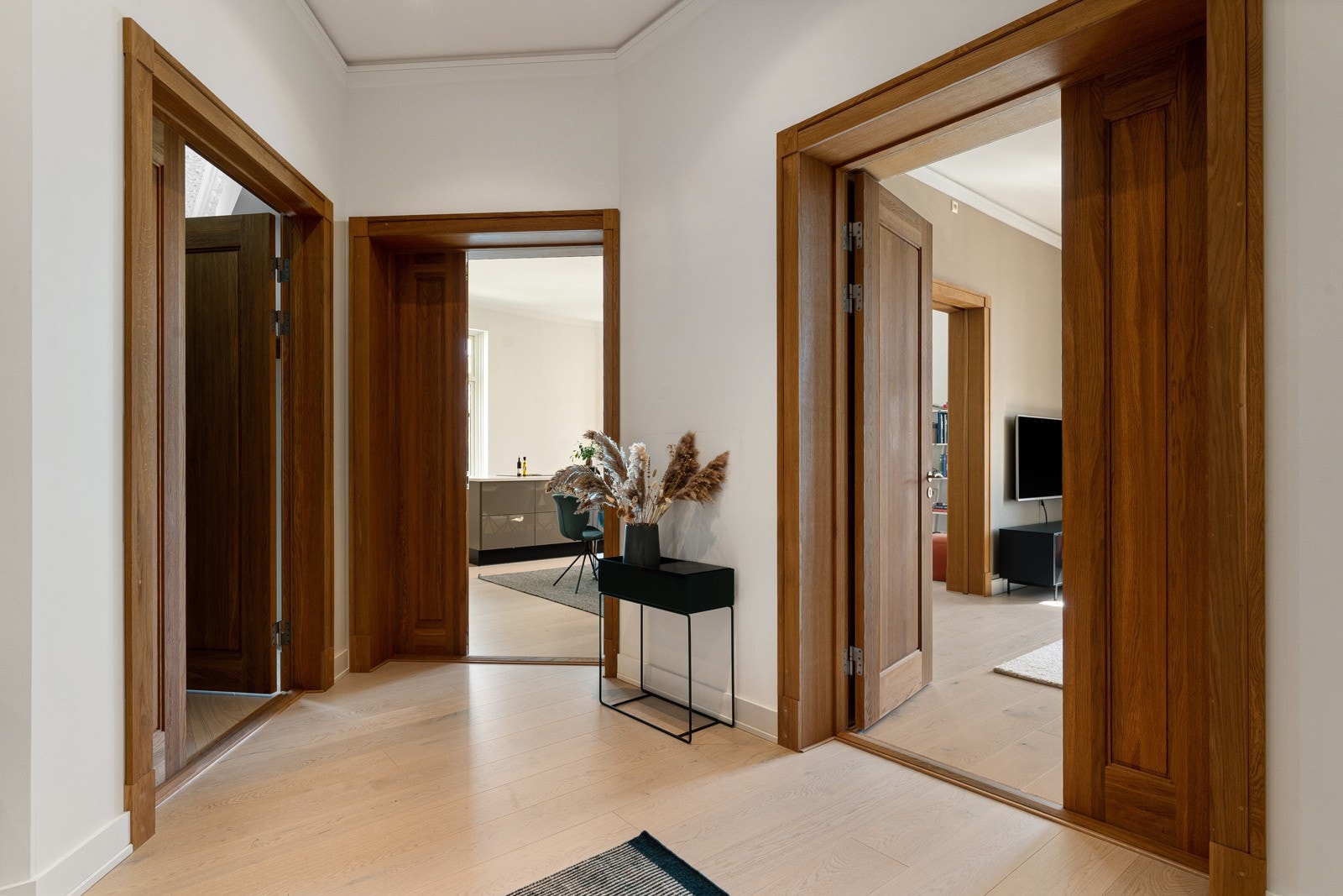 Fra hallen er det tofløyet dør til stue/soverom, stue/kjøkken og gang. Galleribilde