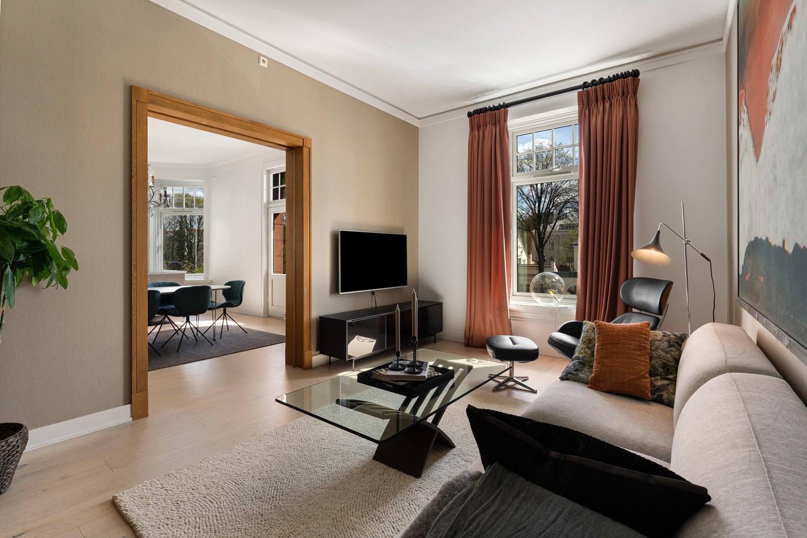 Leiligheten har en stue som like fullt kan fungere som leilighetens soverom nummer to. Stuen har adkomst fra stue/kjøkken via doble skyvedører, og adkomst fra hallen via tofløyede dører. Galleribilde