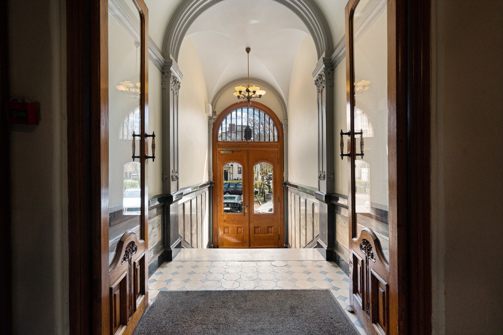 Byggets hovedoppgang er elegant og verneverdig, i original stil. Galleribilde