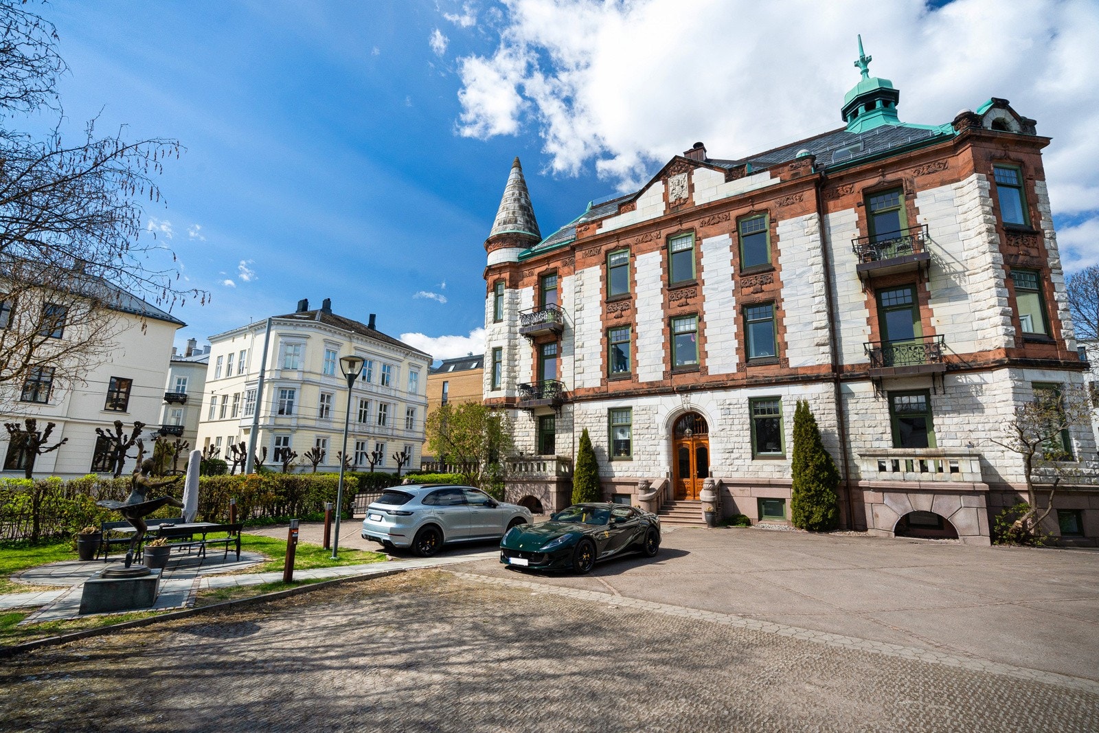 Leiligheten ligger i andre etasje i "Marmorgården" på Frogner - en verneverdig bygård fra 1898 i Jugendstil. Fasaden er vakker med rød og lysegrå kalkstein, med ornamenter hugget ut i steinen. Videre har bygget tårn, spir og kobbertekket tak. Galleribilde