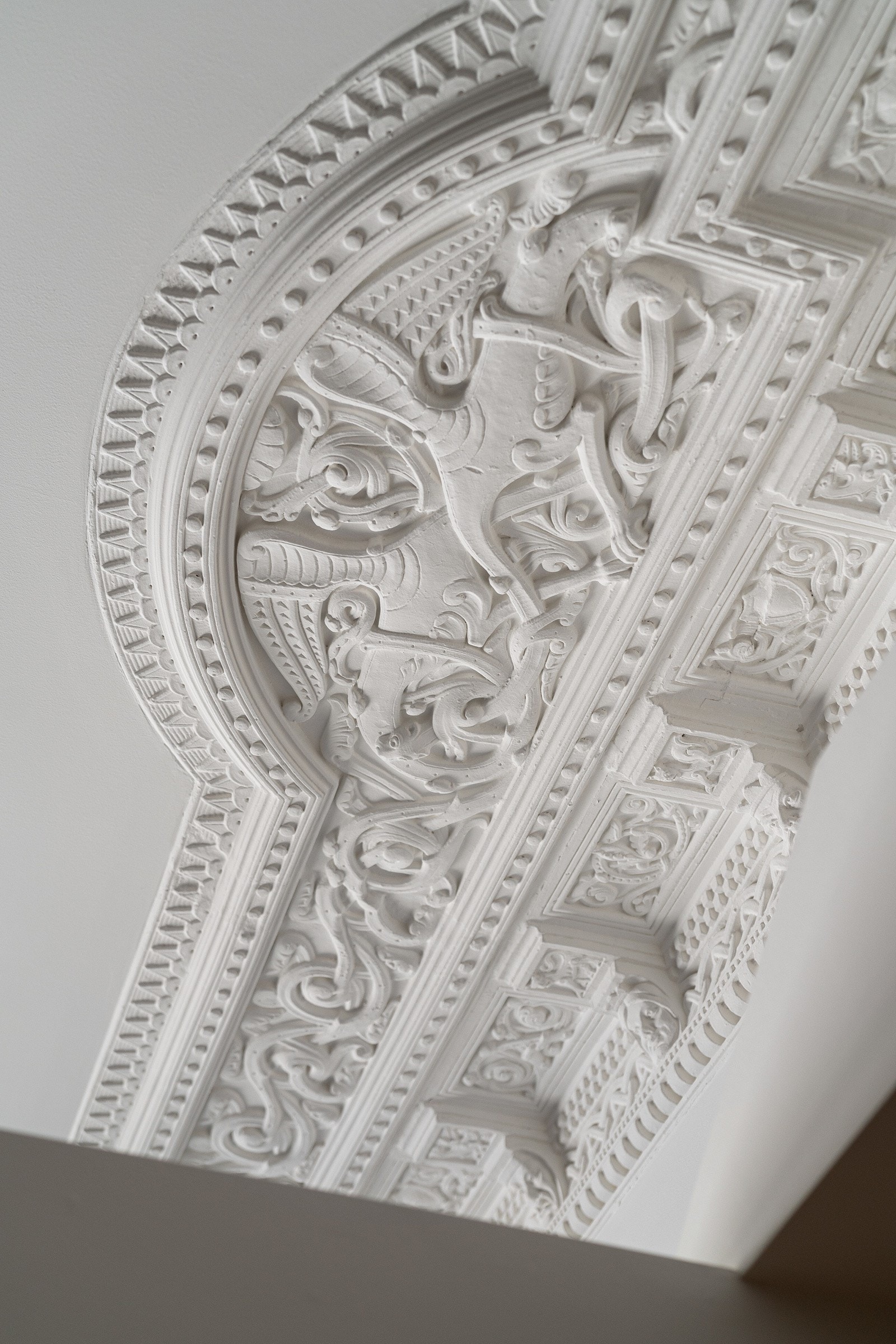 Den vakre stukkaturen fortsetter uavbrutt inn i rommet med servantinnredning, da veggen som skiller rommene ikke er helt opp til himlingen. Galleribilde