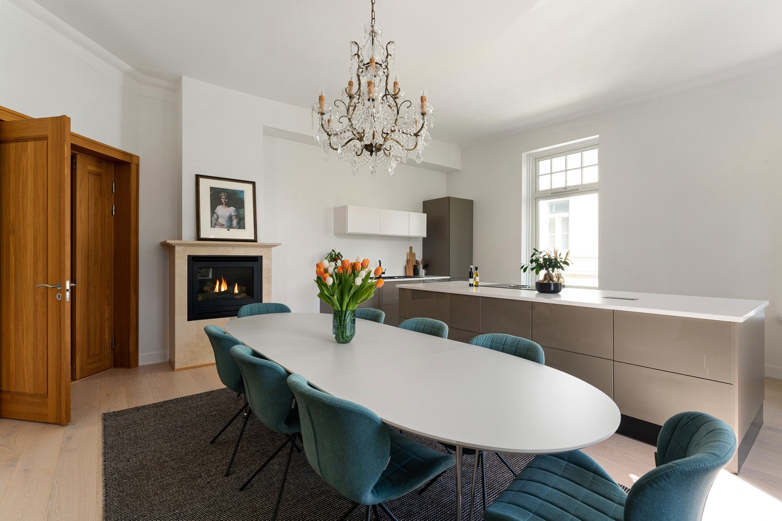 En gasspeis med stort flammebilde og pen omramming bidrar med god varme og ekstra hygge. Galleribilde