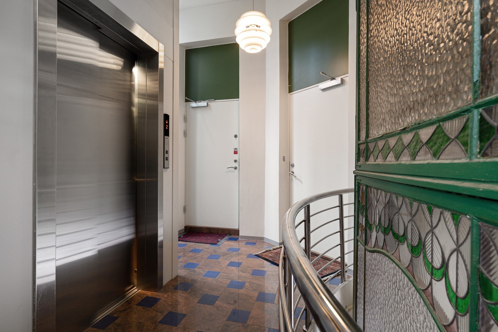 Hovedadkomst til leiligheten er via baktrappen, hvor det ble installert heis i 2001. Galleribilde