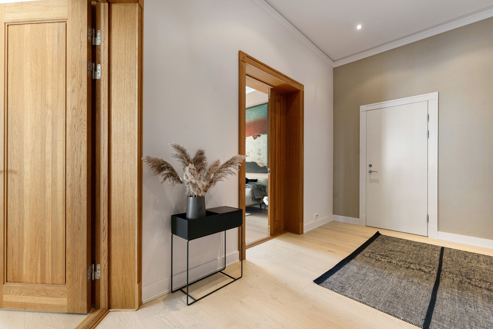 Gulvet har enstavs parkett, veggene er lysmalte og tapetsert, og himlingen har LED downlights. Innvendige dører er i heltre eik, i solid utførelse og av høy kvalitet. Galleribilde