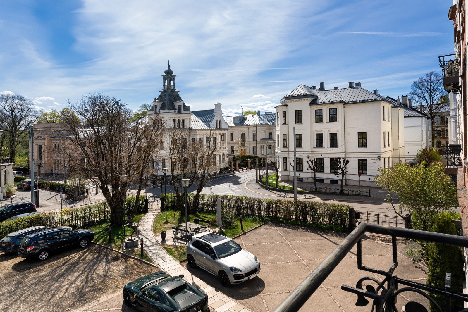 Balkongen er sydøstvendt og byr på hyggelig utsyn over det fornemme nabolaget. Galleribilde