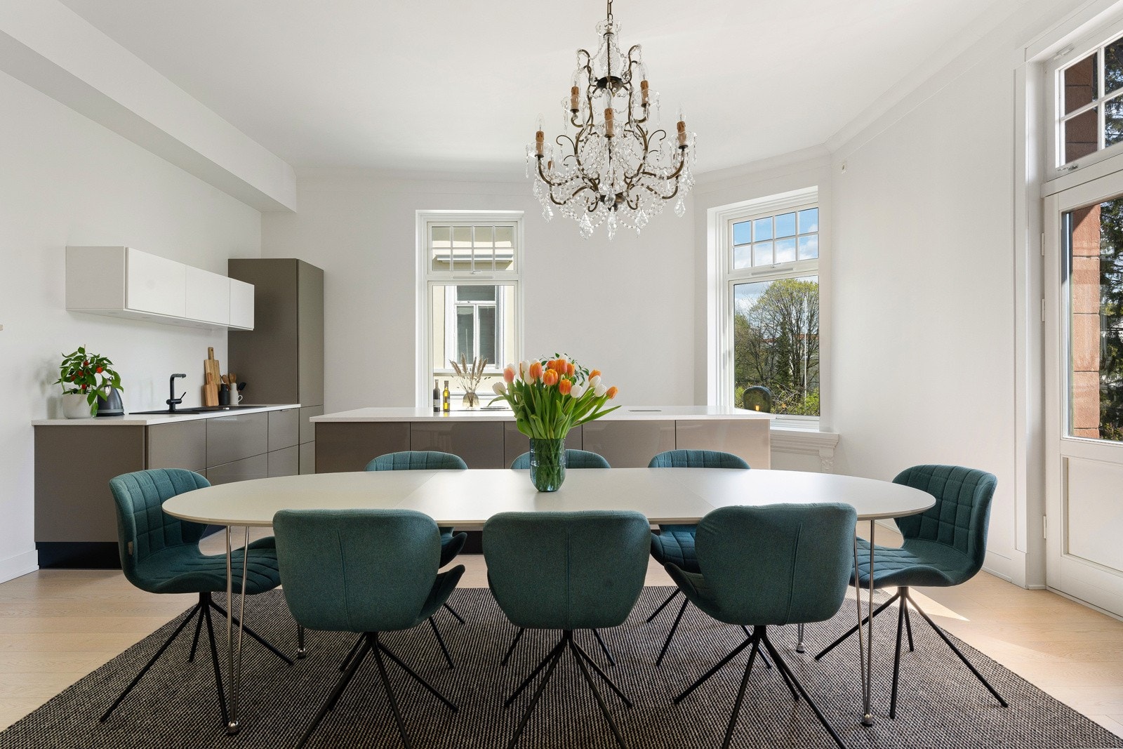 Gulvet har enstavs parkett, og veggene er slette og malt i lys farge. Galleribilde