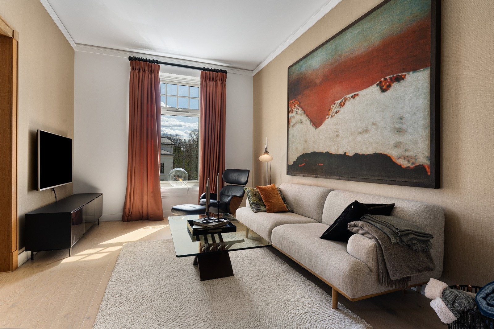 Stuevinduet ble skiftet i 2010 og byr på hyggelig utsyn til fellesområde og flotte nabobygg. Parketten er lagt sømløst inn i stue/kjøkken, noe som gir en fin helhet når skyvedørene står åpne. Galleribilde