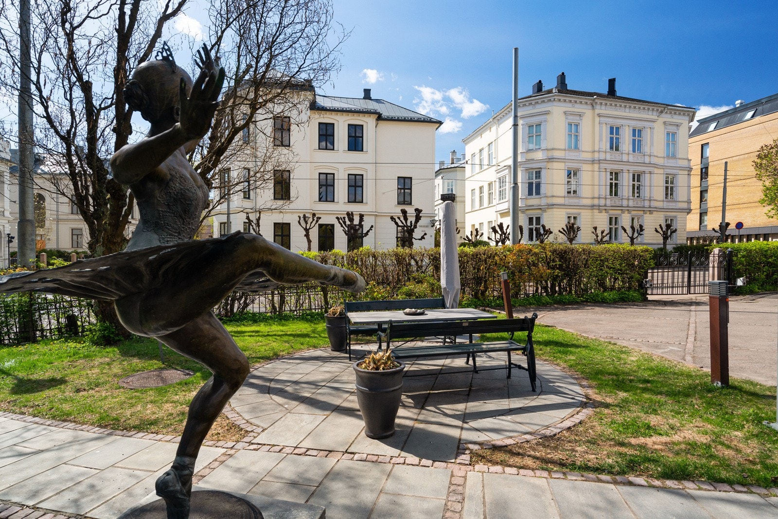 Via kjøreport med automatisk åpner er det adkomst til gårdsplass med biloppstillingsplasser. Galleribilde