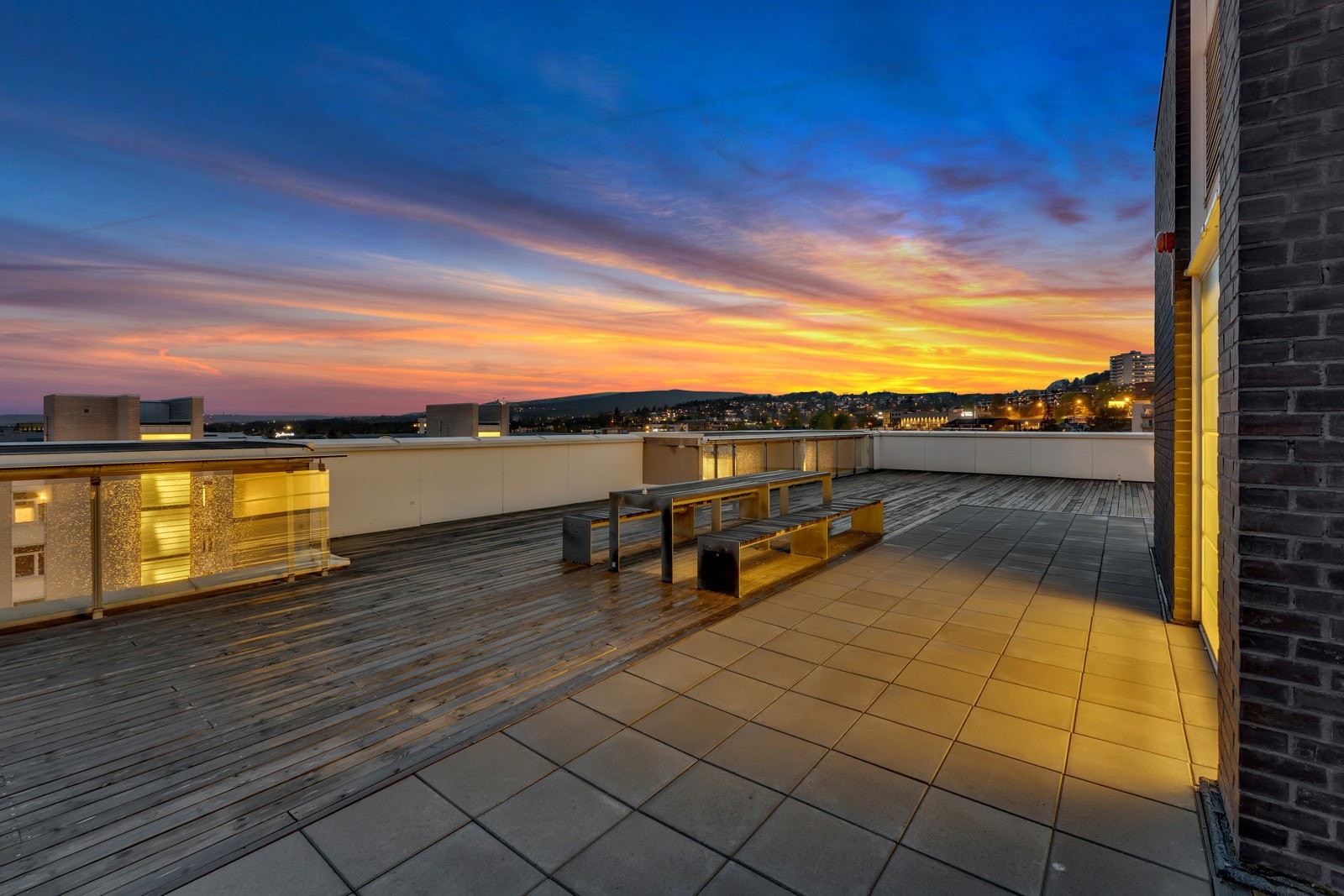 Bygget har ellers en felles takterrasse med flott areal, sol og vid utsikt. Dekket er i tre og betongheller, og rekkverket er tett. Galleribilde