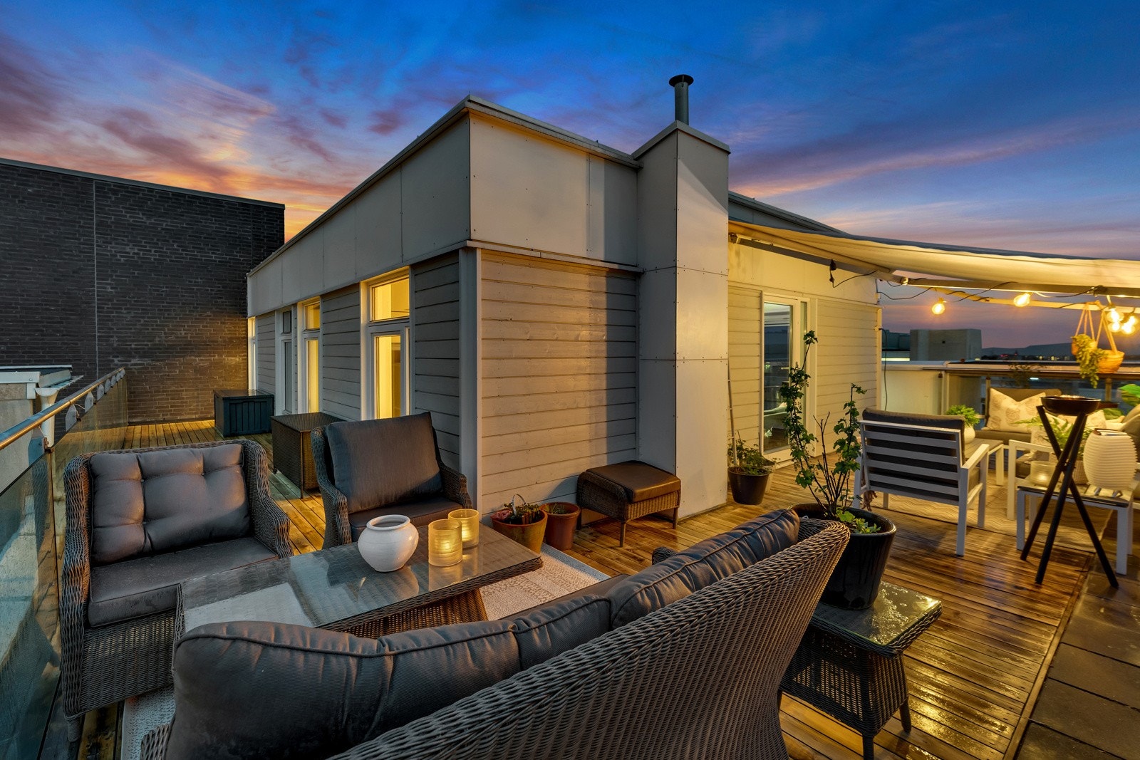 Leiligheten ligger i toppetasjen av bygget og har balkong som strekker seg langs tre sider. Arealer er ca. 70 kvm og kan møbleres rikelig i flere soner. Galleribilde