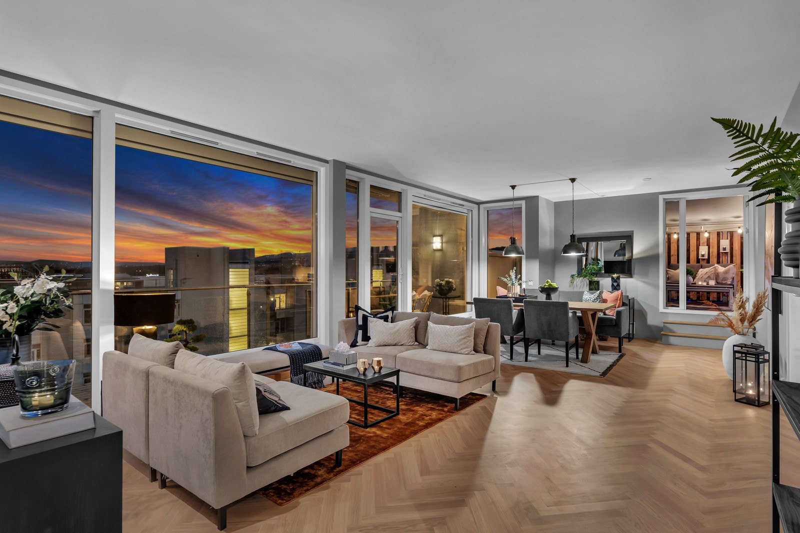 Stuen er et herlig, luftig rom med store panoramavinduer fra gulv til tak. Utsikten er flott og lysforholdene fantastiske. Det er utgang til balkong fra to sider av rommet, hvor sol og utsikt kan nytes i fulle drag. Galleribilde