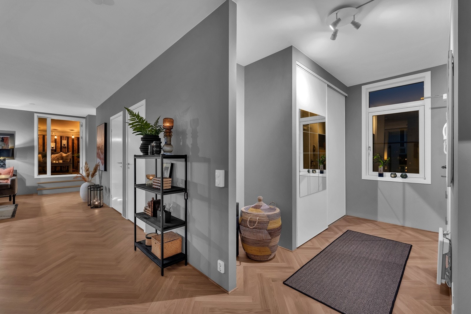 Entreen er innbydende og gir et godt førsteinntrykk. Gulvet er i eikeparkett som er lagt i fiskebensmønster, sømløst inn til stuen, kjøkken og soverom. Gulvet er nylig lagt og behandlet med to lag hardvoks for et strøkent inntrykk. Galleribilde