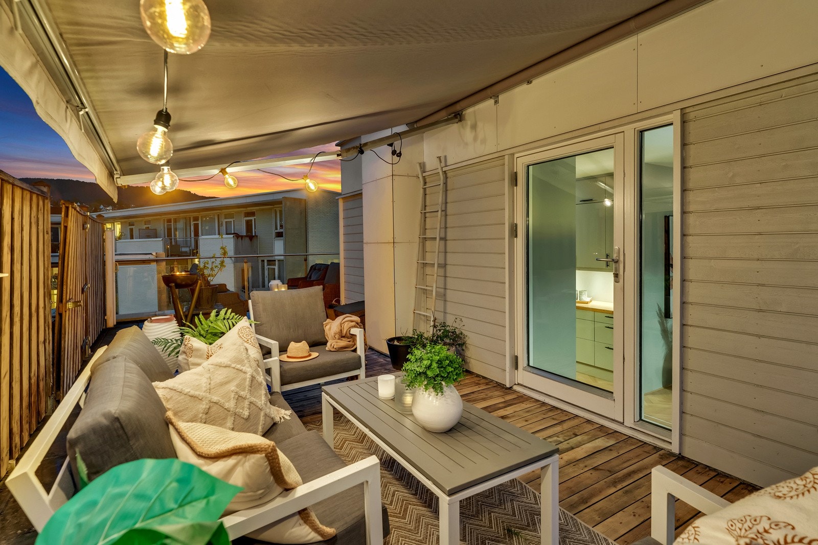 Med ca. 70 kvm balkongareal er det rikelig med plass til sommerfest og sosiale kvelder. Galleribilde