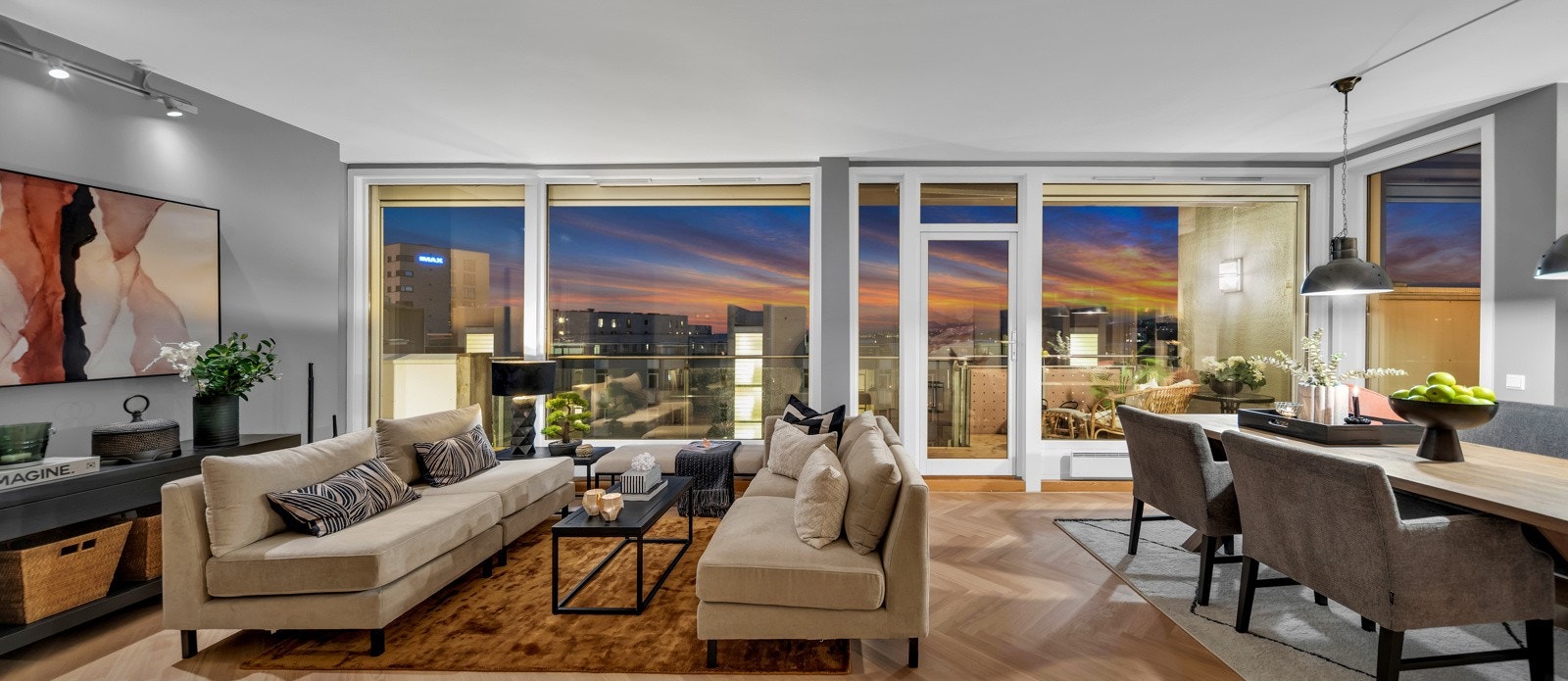 Lekker og luftig 4-roms selveier i toppetasje med heis, garasje og ca 70 kvm balkong Galleribilde