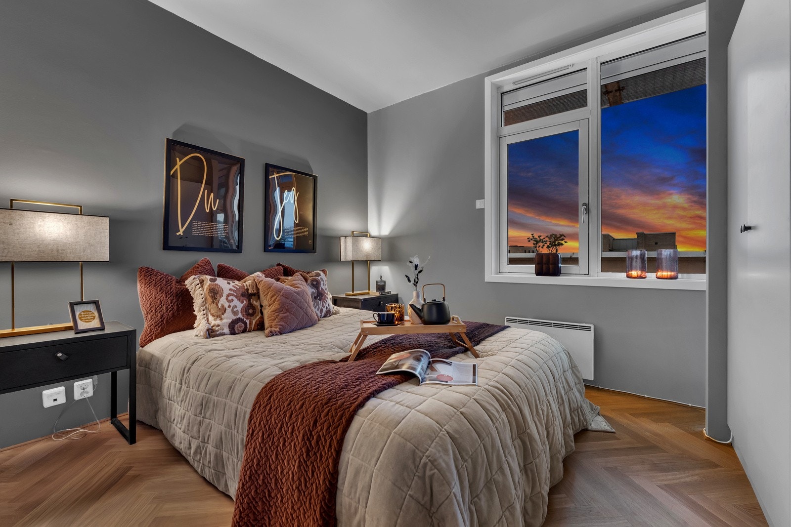 Leiligheten har tre fine soverom, alle med fiskebensparkett på gulv, lagt sømløst og terskelfritt inn til rommene. Hovedsoverommet har gråmalte vegger. Galleribilde