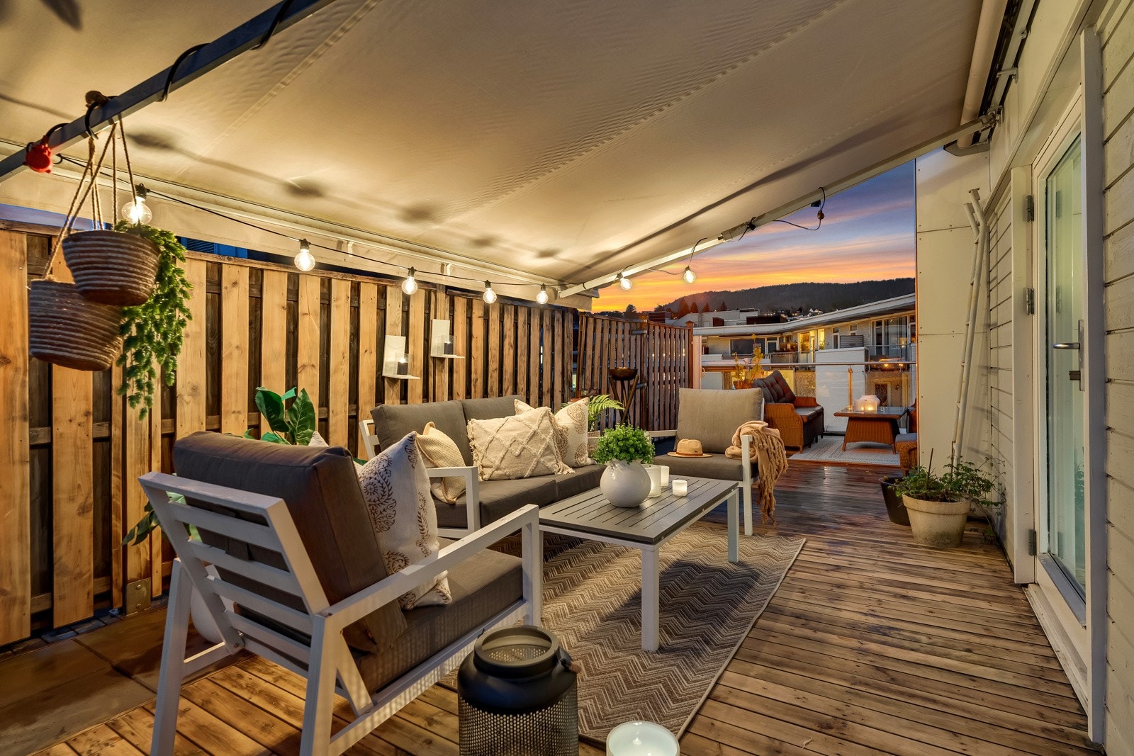 Balkongen har dekke av tre med betong under, rekkverk i glass, gelender i rustfritt stål, samt strømstikk og godt med utebelysning. Dekket er slipt og behandlet i senere år og kledningen er malt. Galleribilde