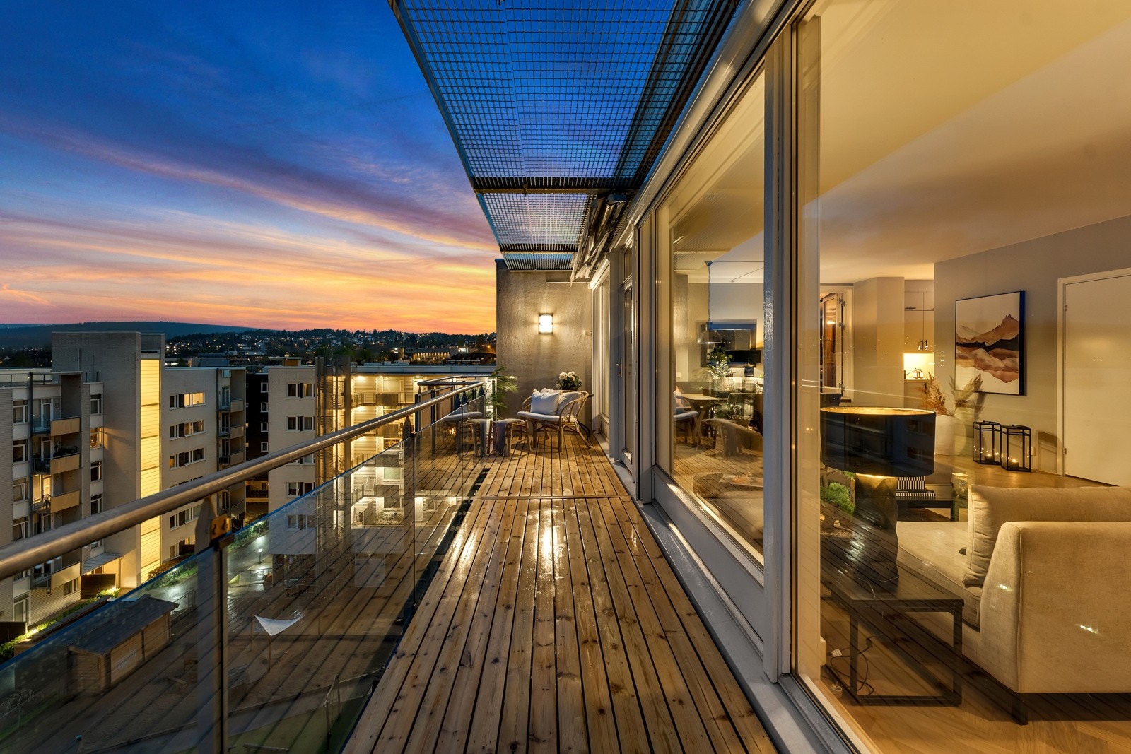 Det er utgang til balkong fra to sider av stuen, hvor sol og utsikt kan nytes i fulle drag. Med ca. 70 kvm balkongareal er det rikelig med plass til sommerfest og sosiale kvelder. Galleribilde