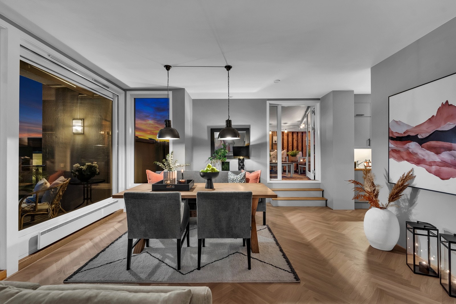 Stuen er et herlig, luftig rom med store panoramavinduer fra gulv til tak. Utsikten er flott og lysforholdene fantastiske. Galleribilde