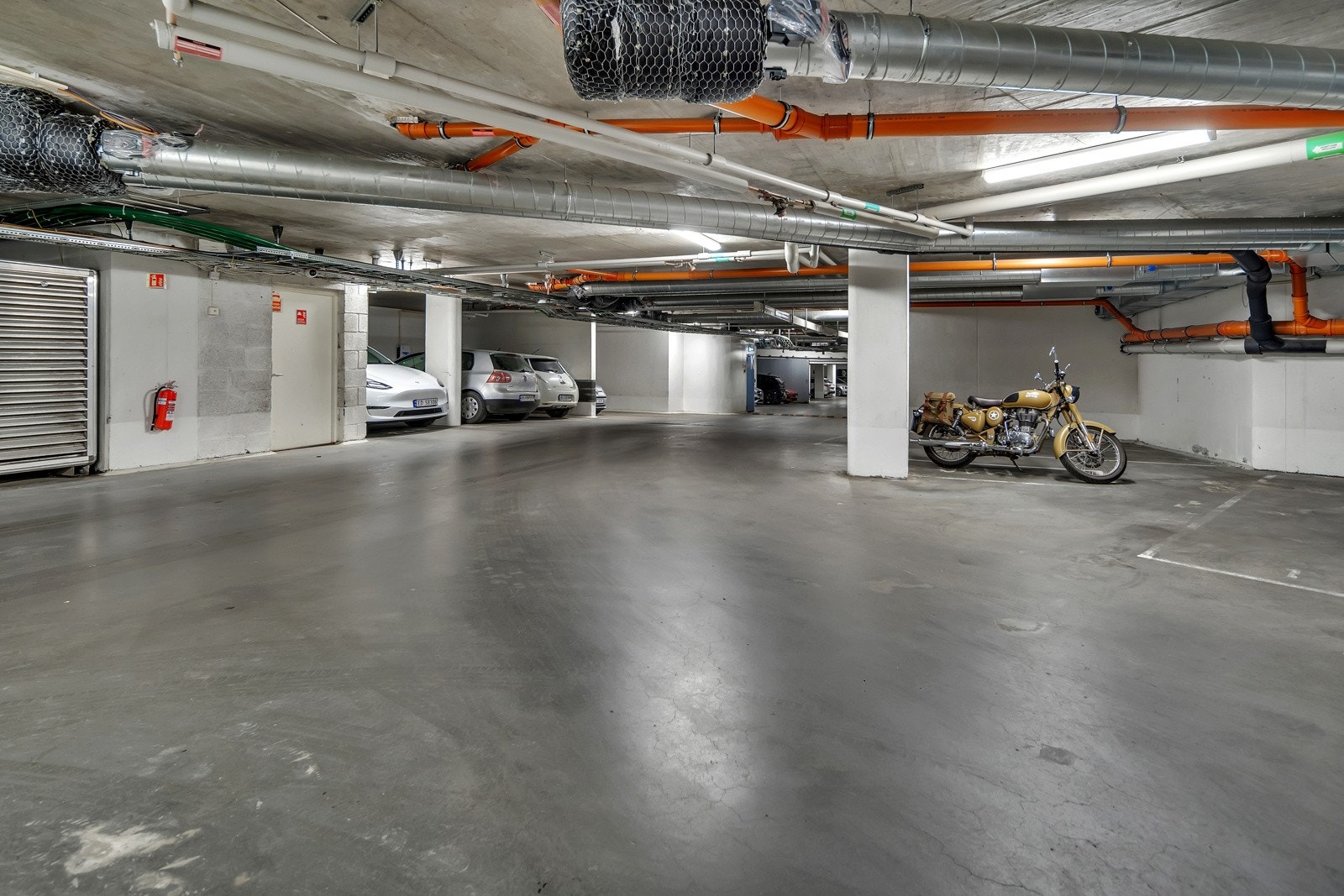 Det medfølger 1 garasjeplasse i felles anlegg med heis til etasjeplan. Denne p-plassen har elbillader. Galleribilde