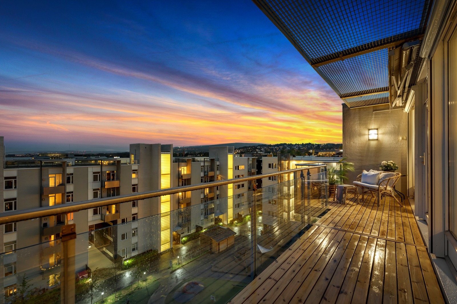 Solforholdene er utmerket og utsikten strekker seg vidt, langt over nærområdet. På kveldstid, når solnedgangen farger himmelen rød og lysene tennes i åsene rundt, er det rent magisk. Galleribilde